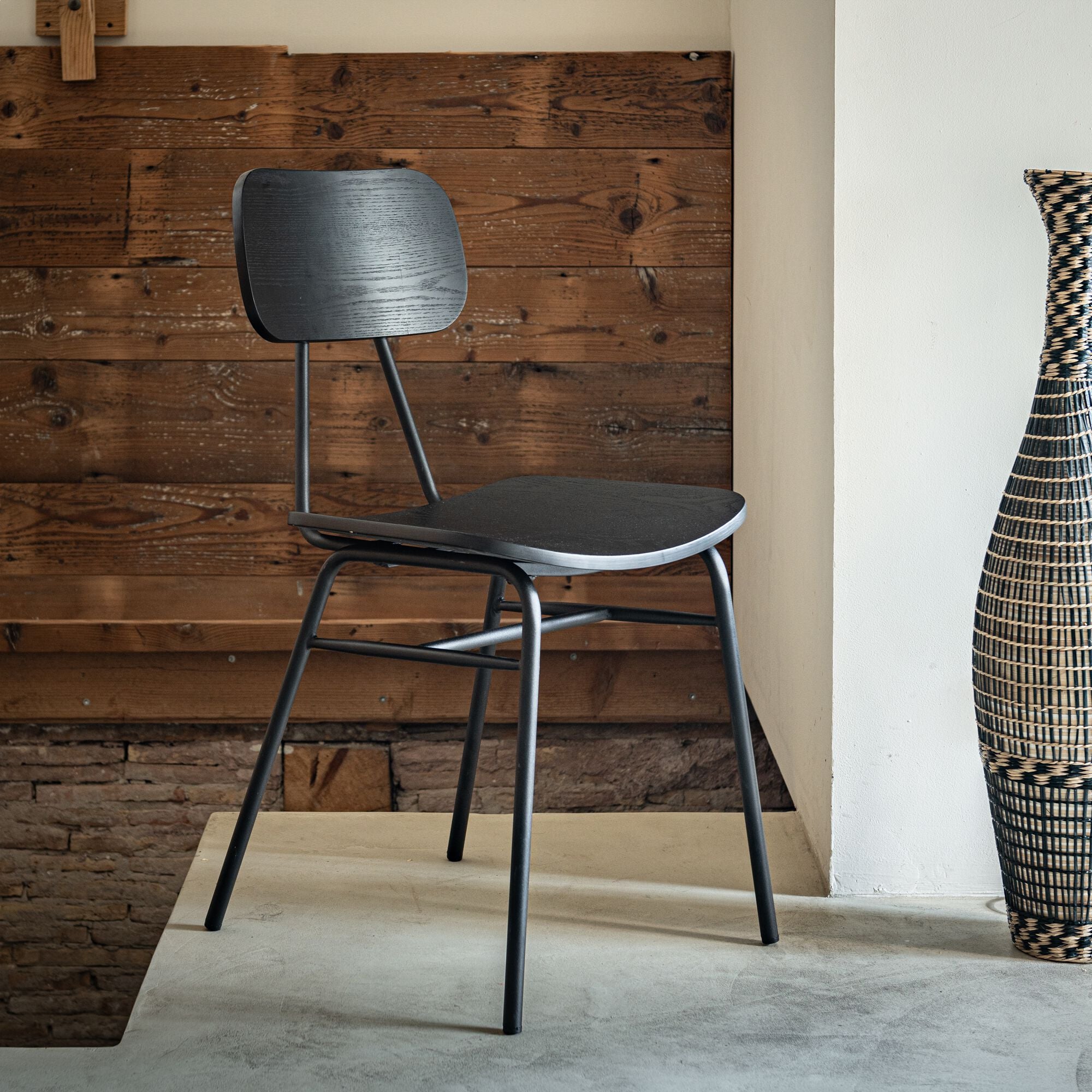 LORA - Chaise en bois de frêne et acier - noir