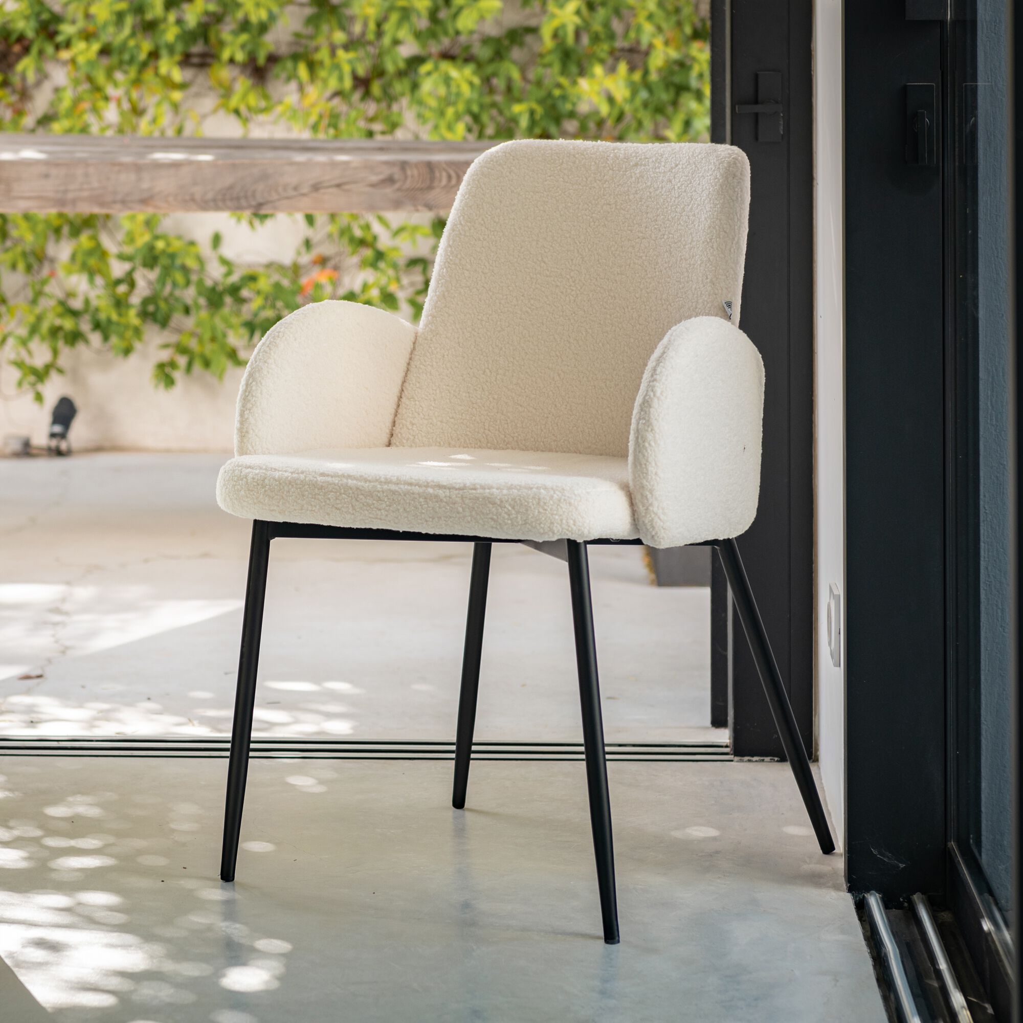 LOUMI - Chaise en tissu bouclette avec accoudoirs - blanc