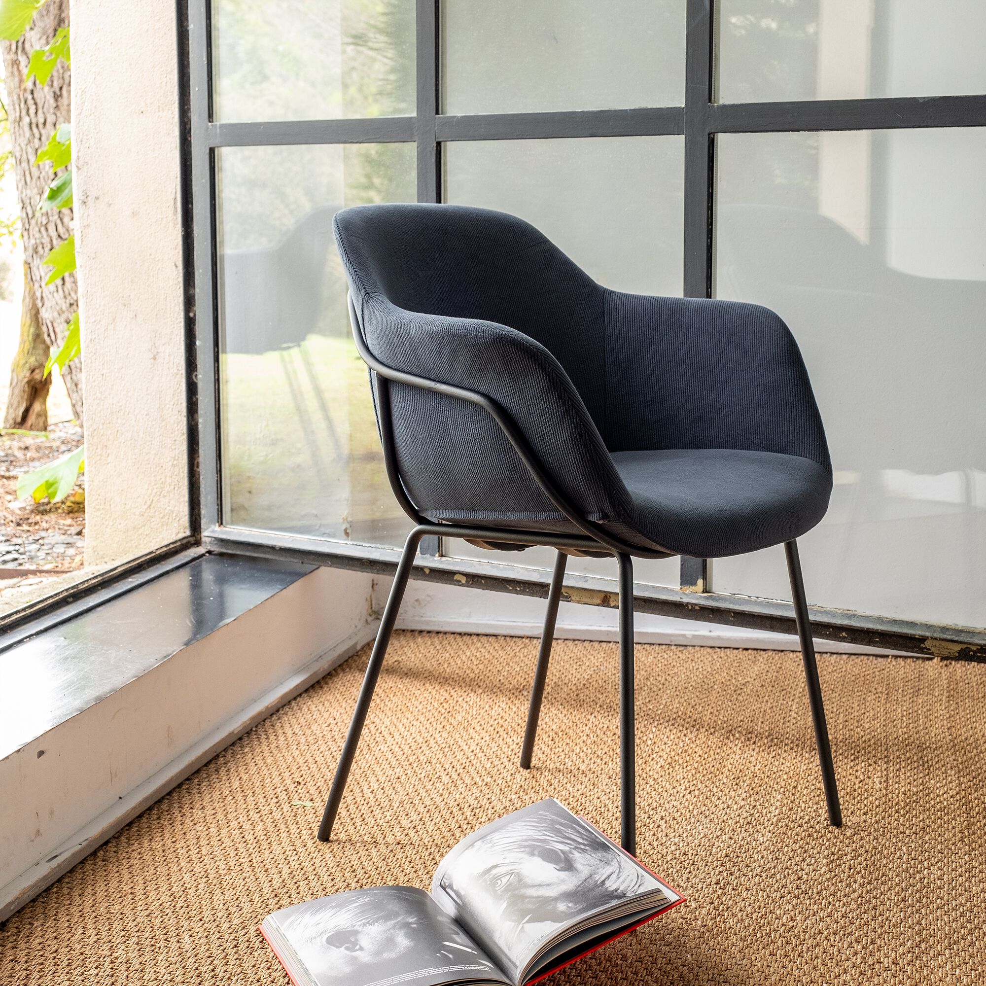 CHLOE - Chaise en velours côtelé avec accoudoirs - bleu autan