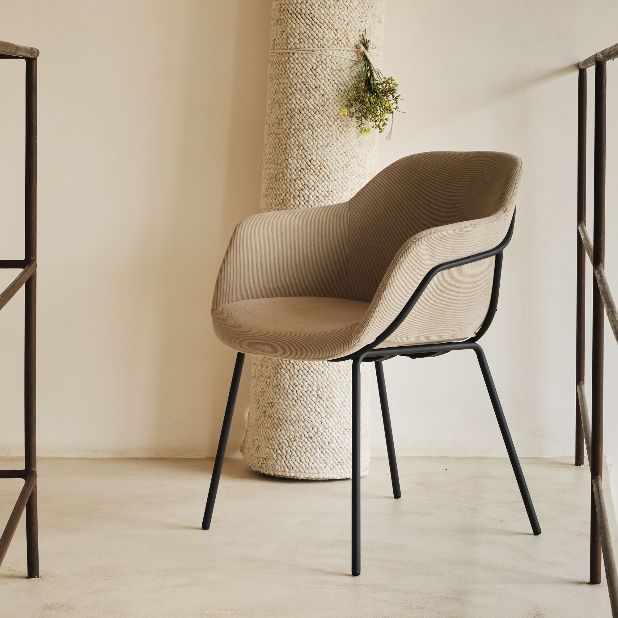 CHLOE - Chaise en velours côtelé avec accoudoirs - beige