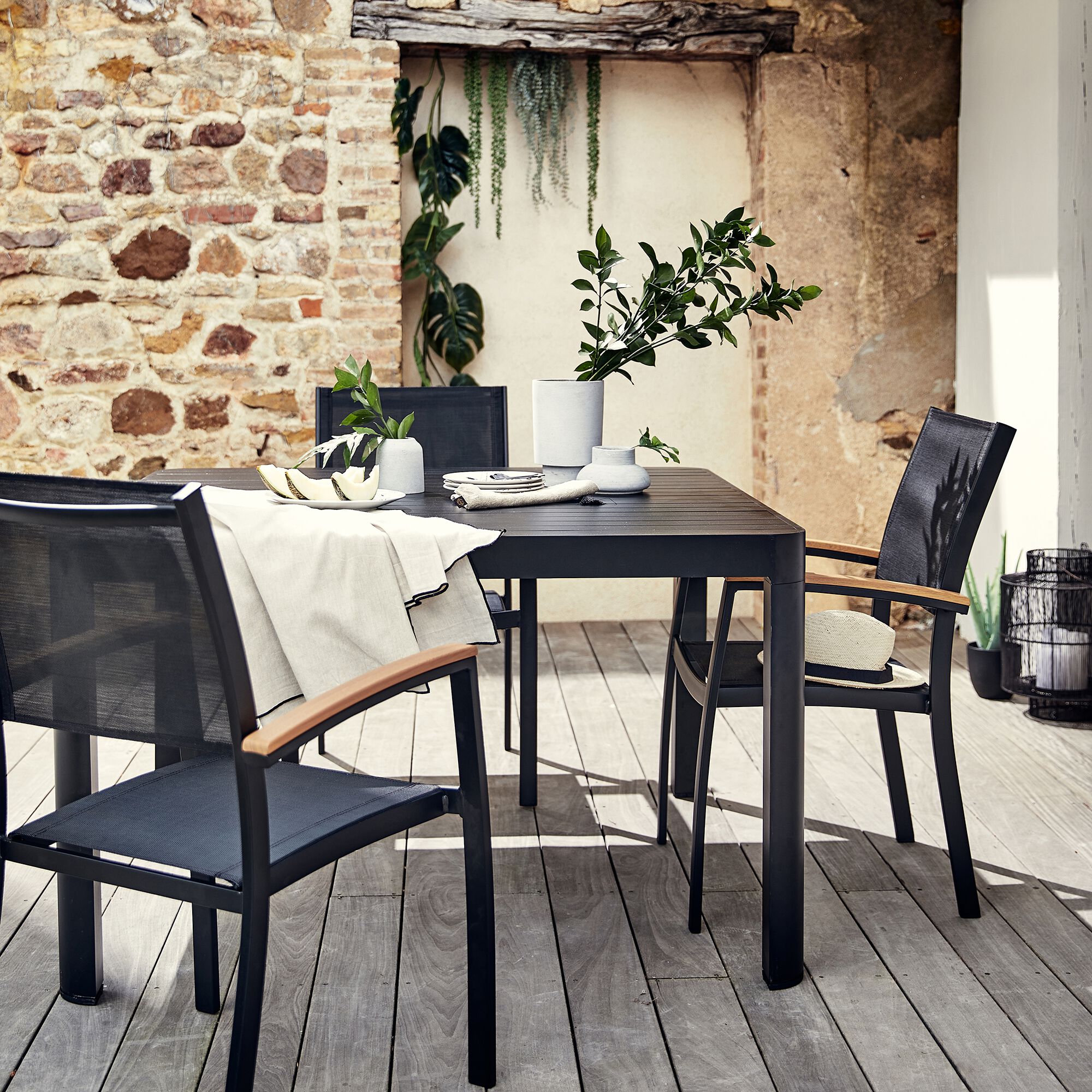 DOLE - Chaise de jardin empilable avec accoudoirs en aluminium - noir