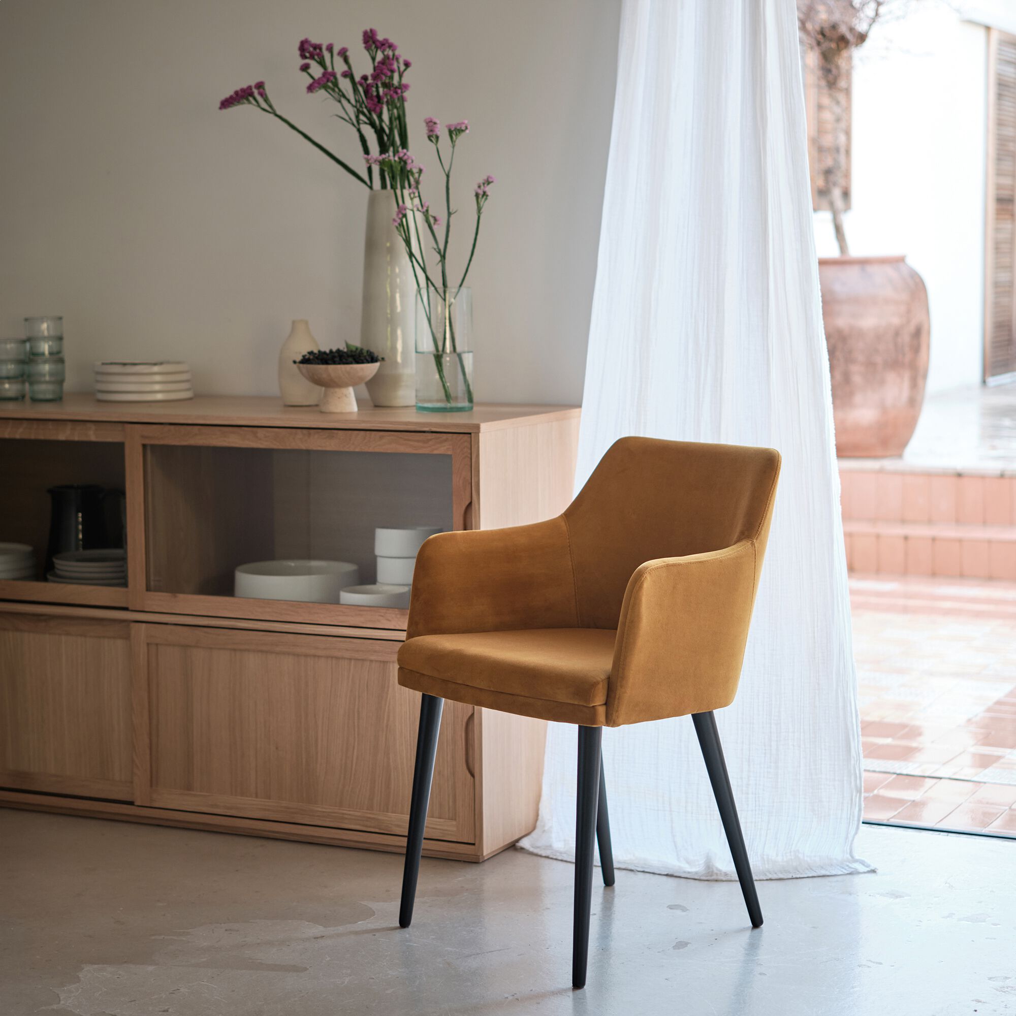 MANE - Chaise en tissu effet velours avec accoudoirs - jaune argan