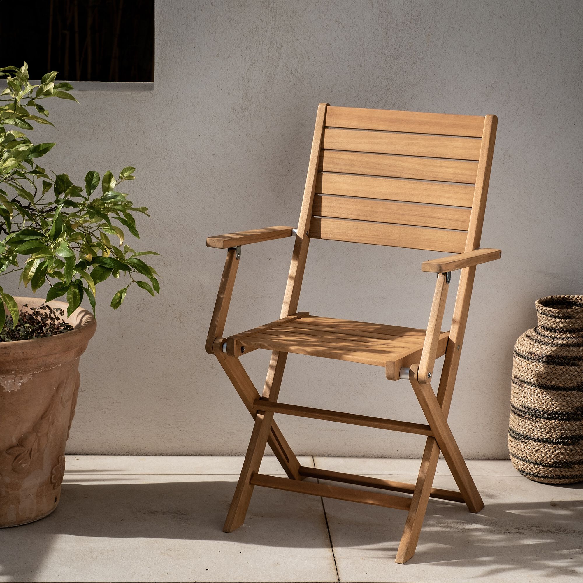 LIVIANA - Chaise de jardin pliante avec accoudoirs en acacia - bois clair