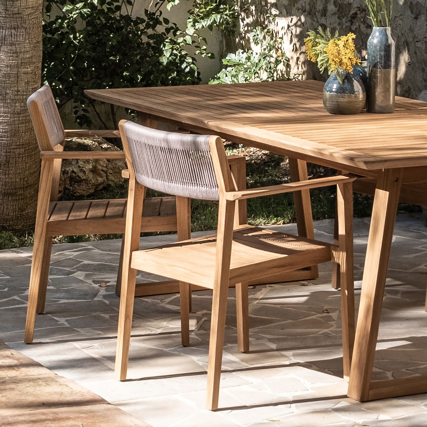 VALENSOLE - Chaise de jardin avec accoudoirs en teck FSC et cordage - bois clair