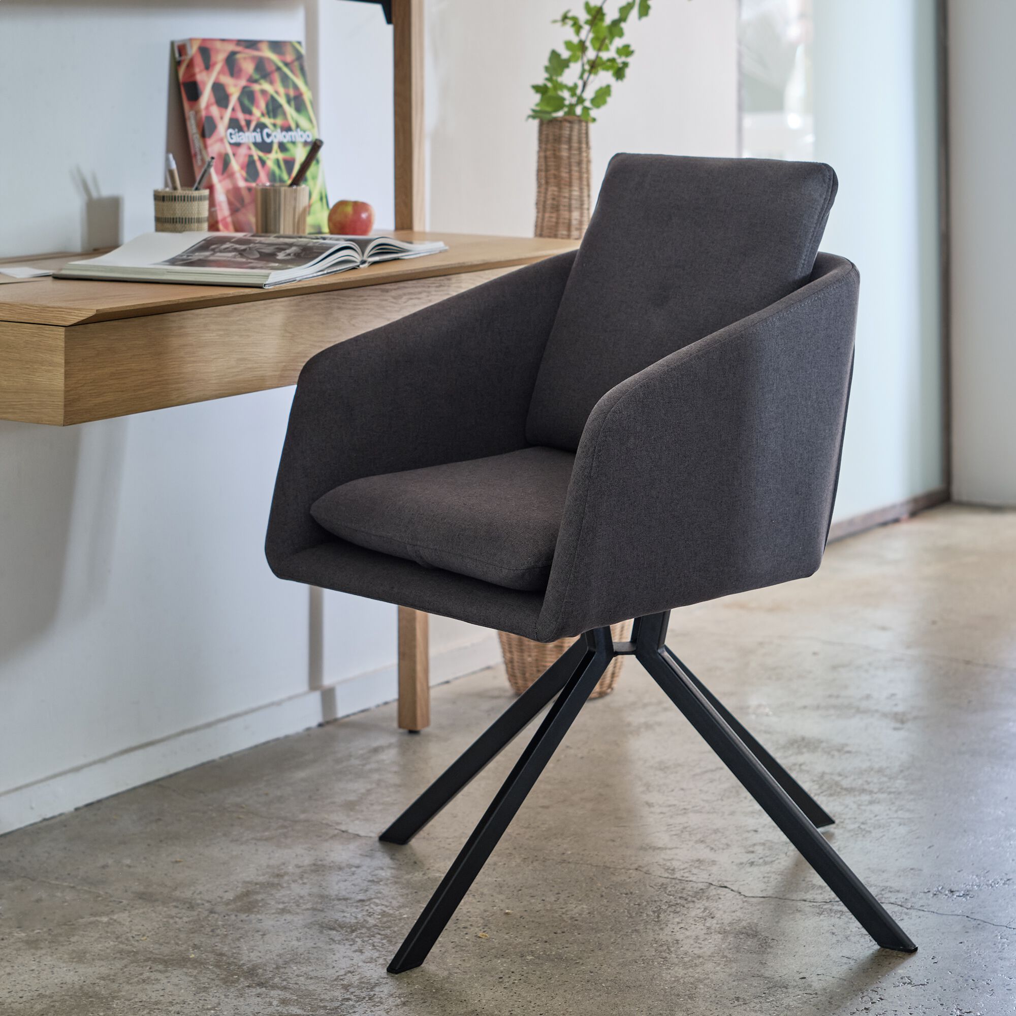 CAMARGUE - Chaise pivotante avec accoudoirs en tissu - noir