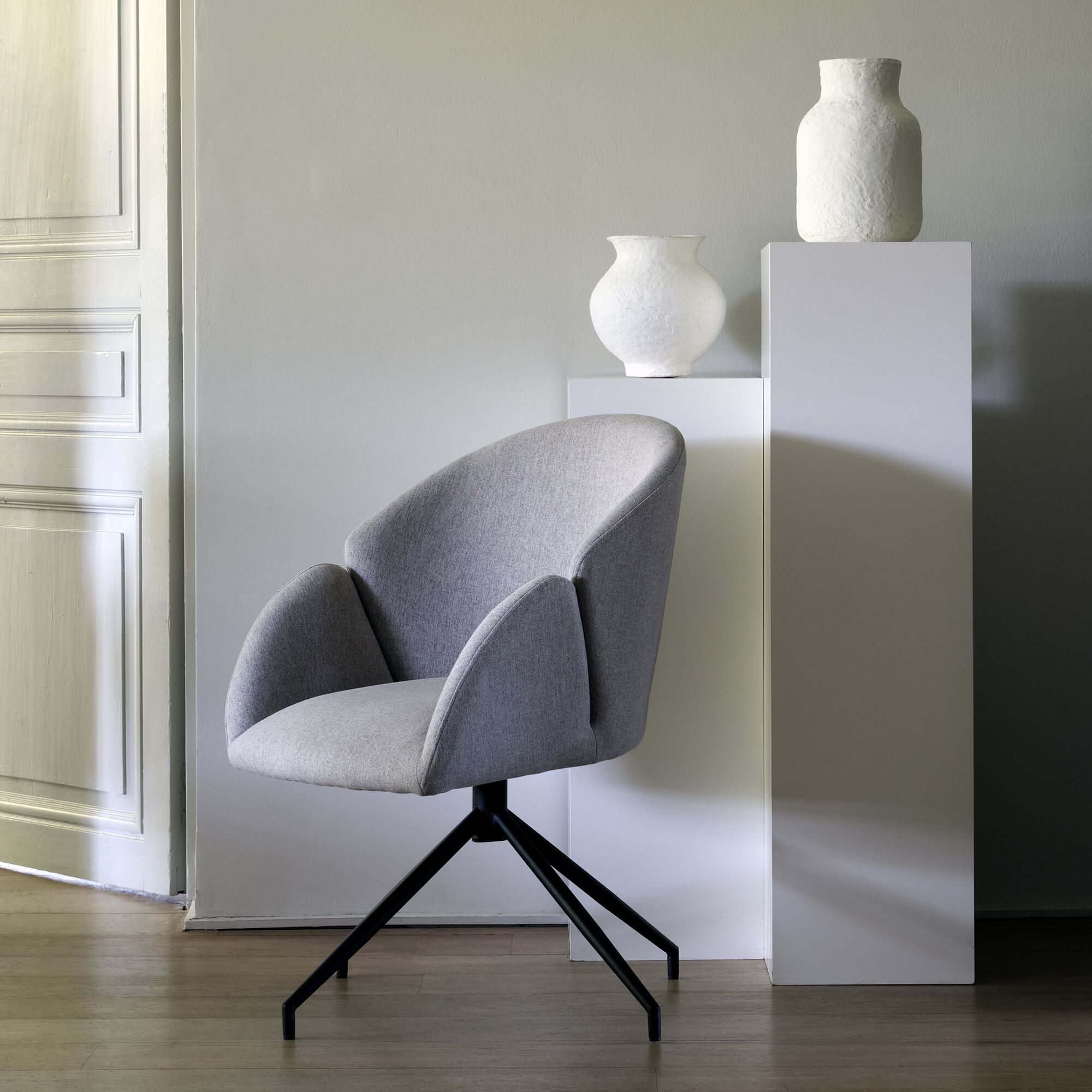 GABRIEL - Chaise pivotante avec accoudoirs en tissu et piétement en fer - gris
