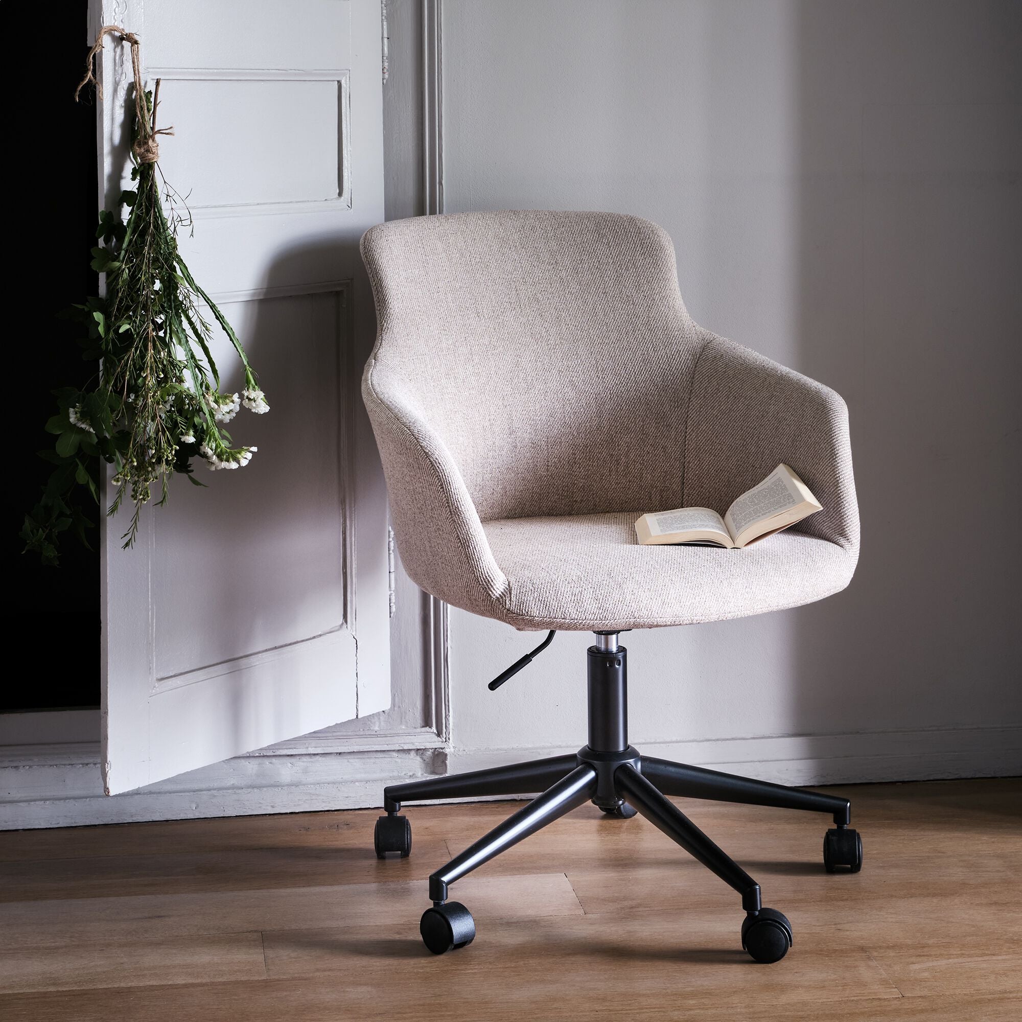 JORA - Chaise de bureau à roulettes en tissu - beige alpilles