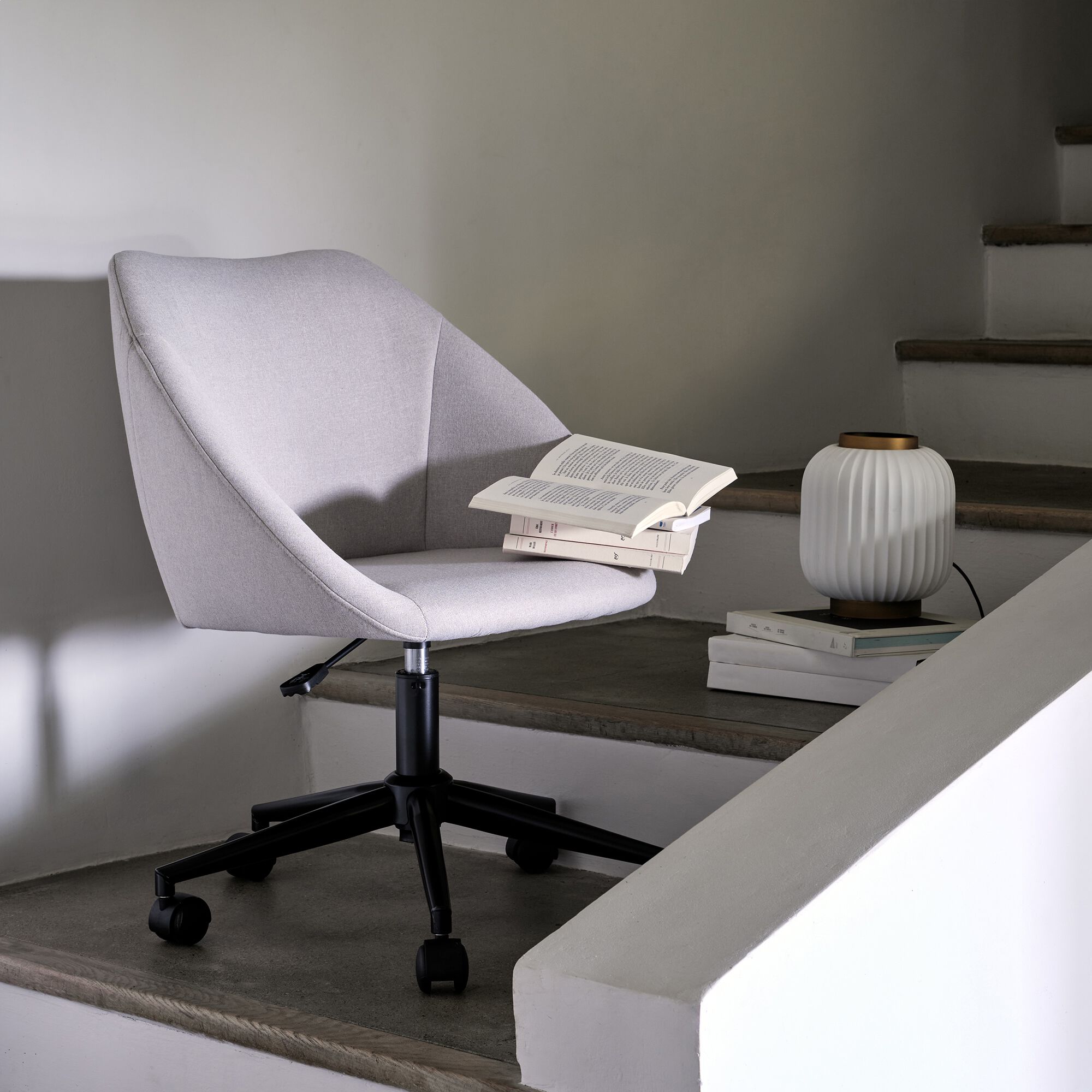 LESTAQUE - Chaise de bureau en tissu à roulettes - gris