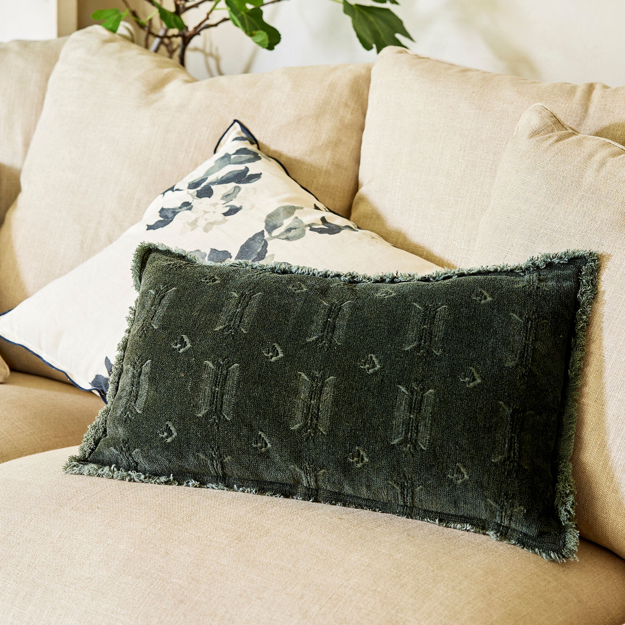 ALBAH - Coussin frangé en velours 30x50cm - vert cèdre