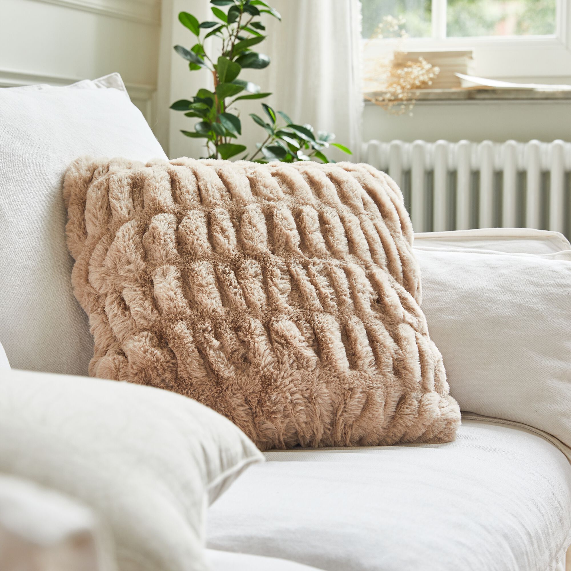 CARINO - Coussin imitation fourrure 45x45cm - beige alpilles
