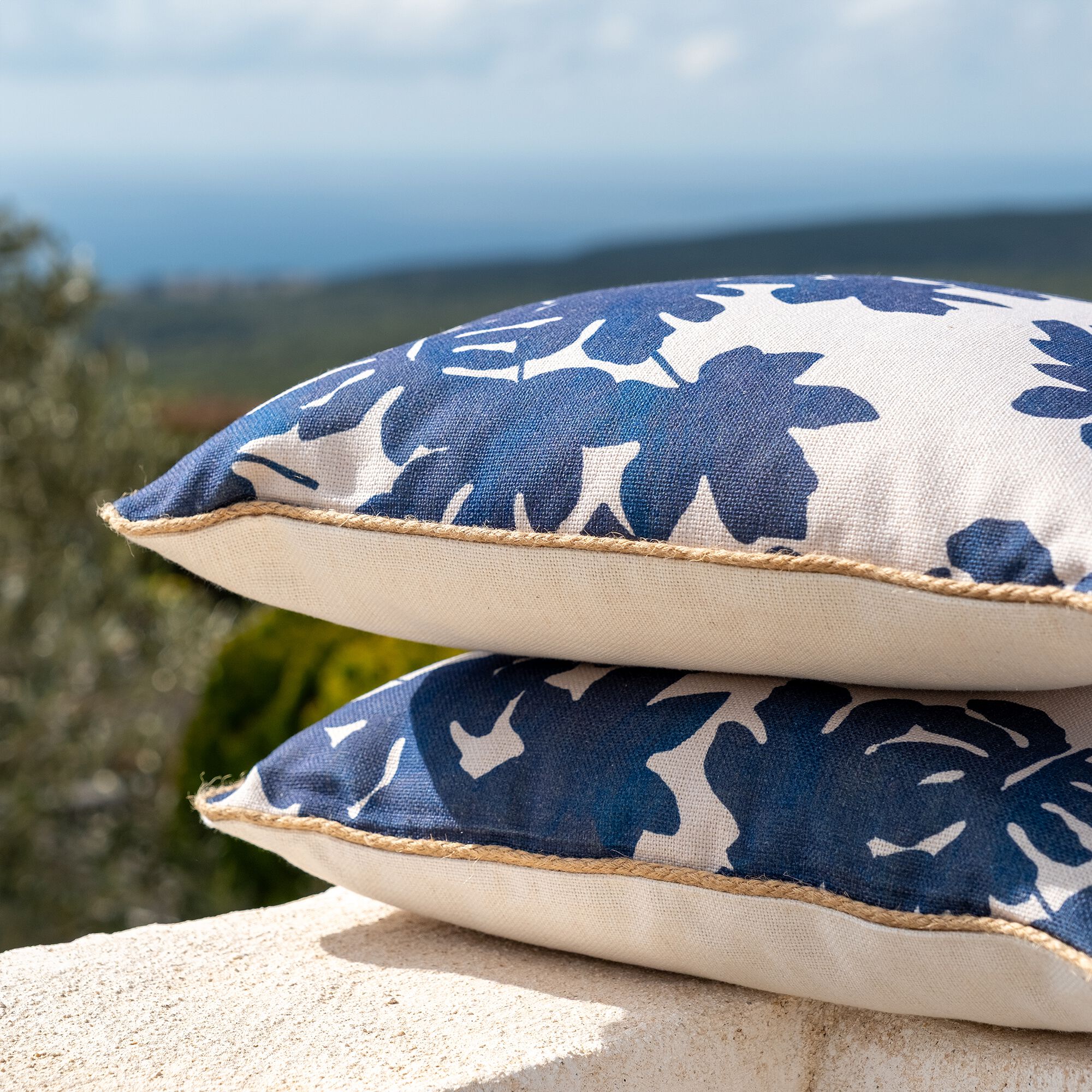 FIGUIER - Coussin d'extérieur à motif feuilles de figuier 45x45cm - bleu