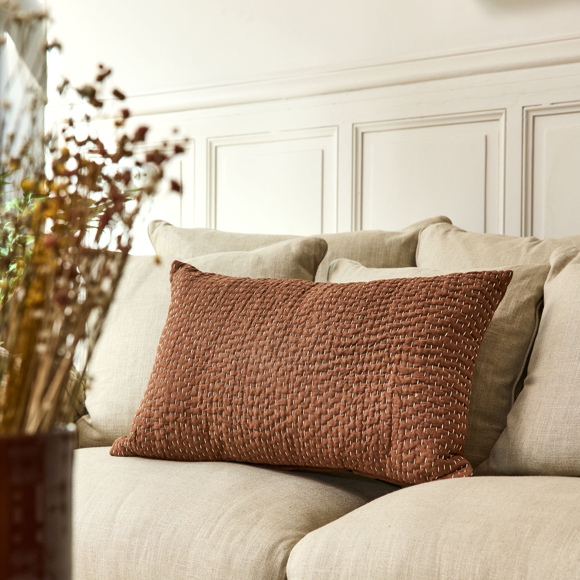 KANTA - Coussin avec surpiqûres Kantha en lin et coton 40x60cm - brun rustrel