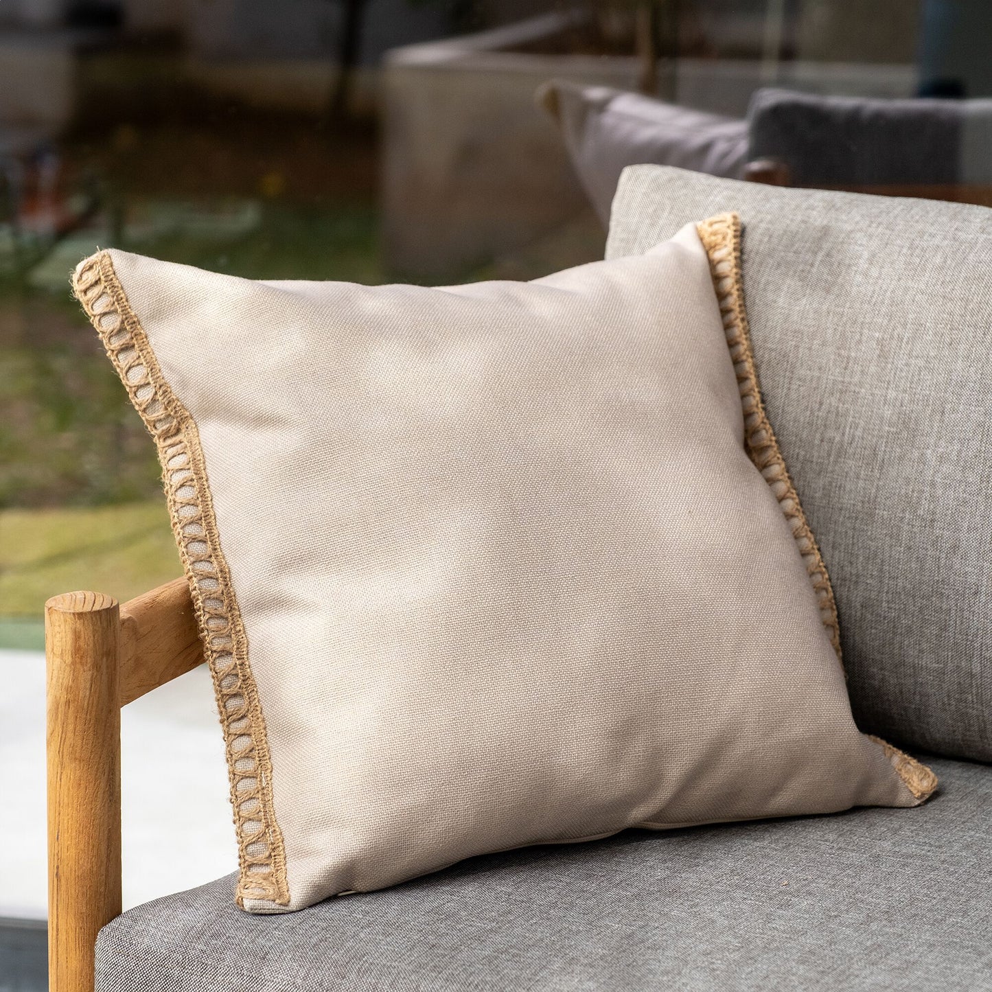 LEHRI - Coussin de jardin brodé en tissu 45x45cm - beige alpilles