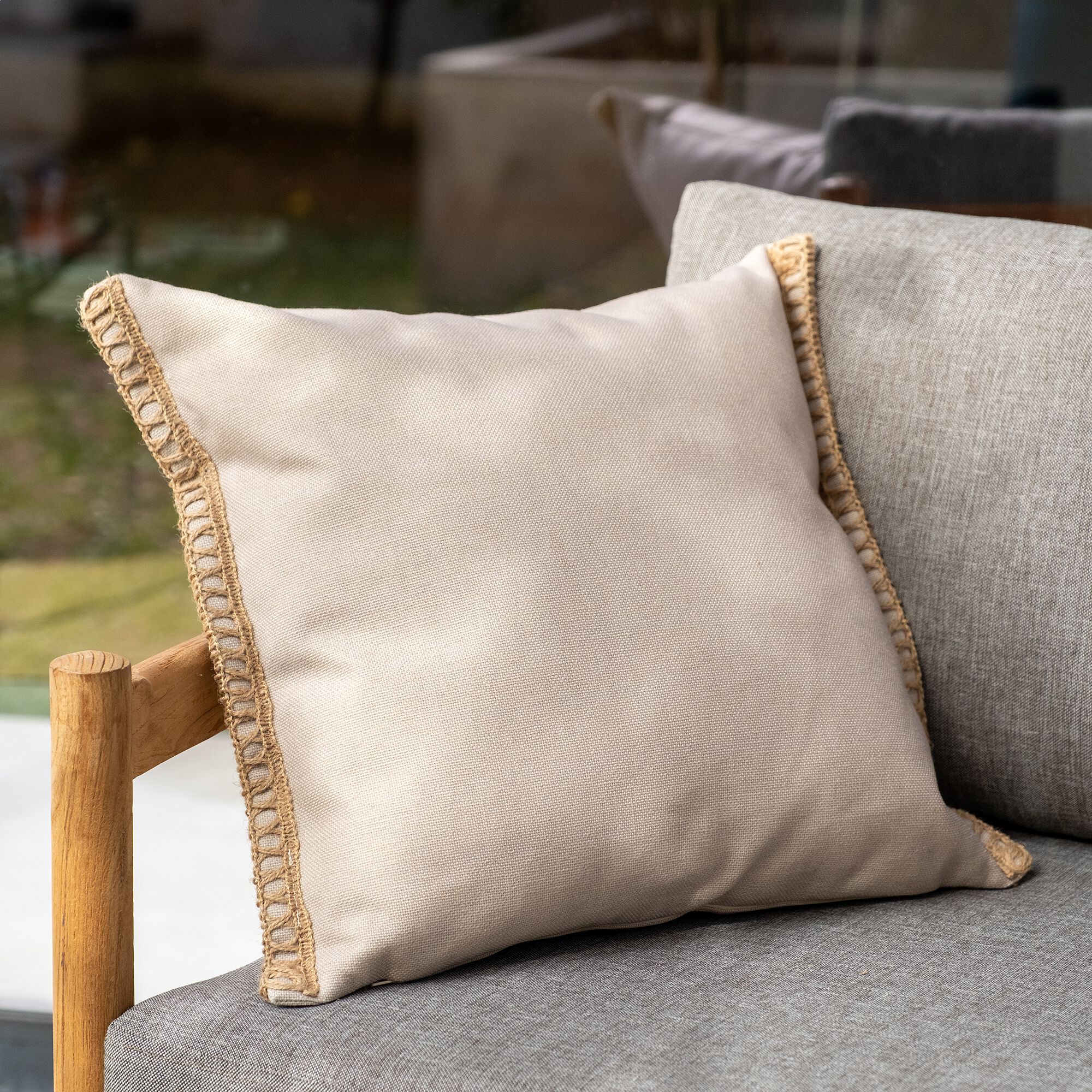 LEHRI - Coussin de jardin brodé en tissu 45x45cm - beige alpilles
