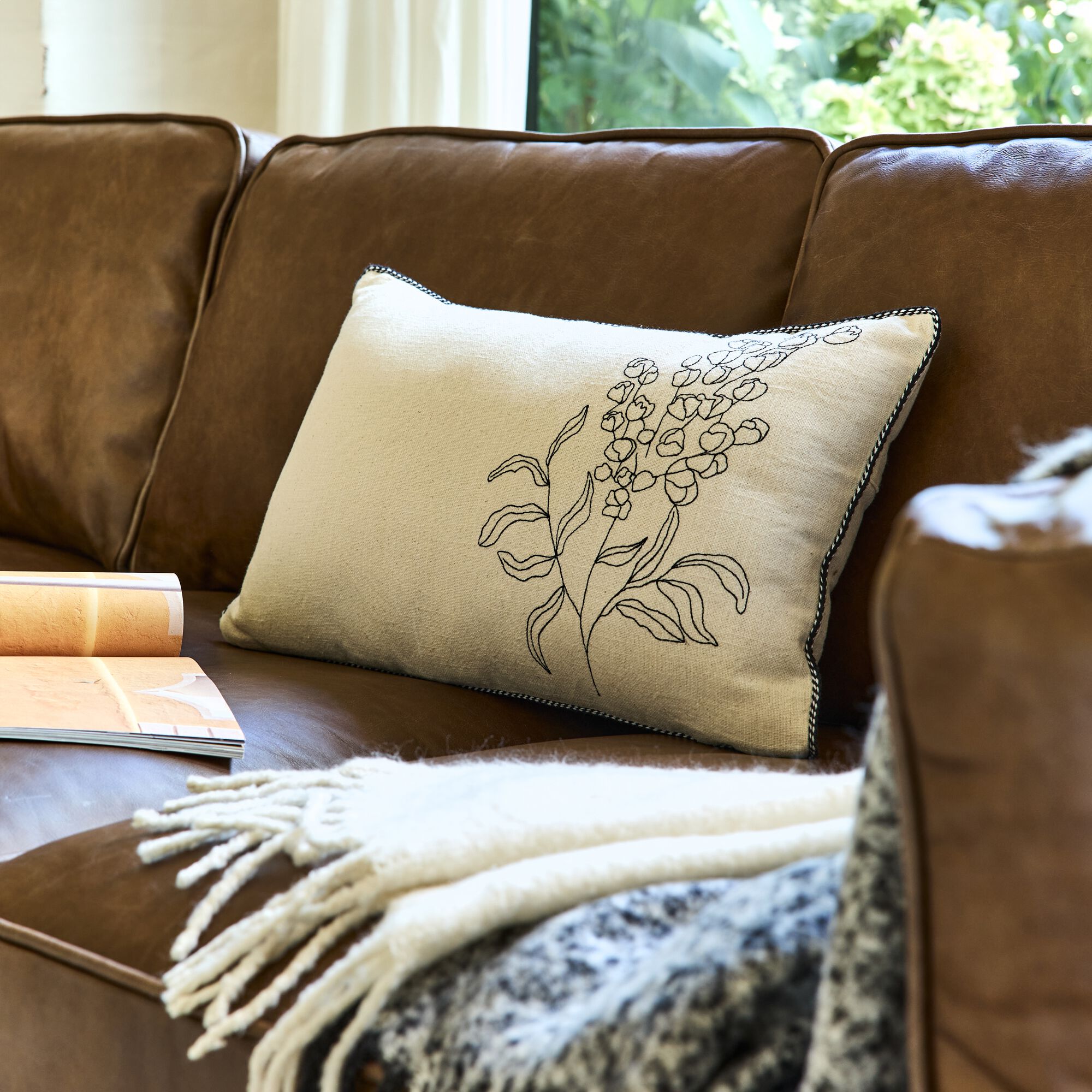 LILANE - Coussin brodé en coton 30x50cm - naturel