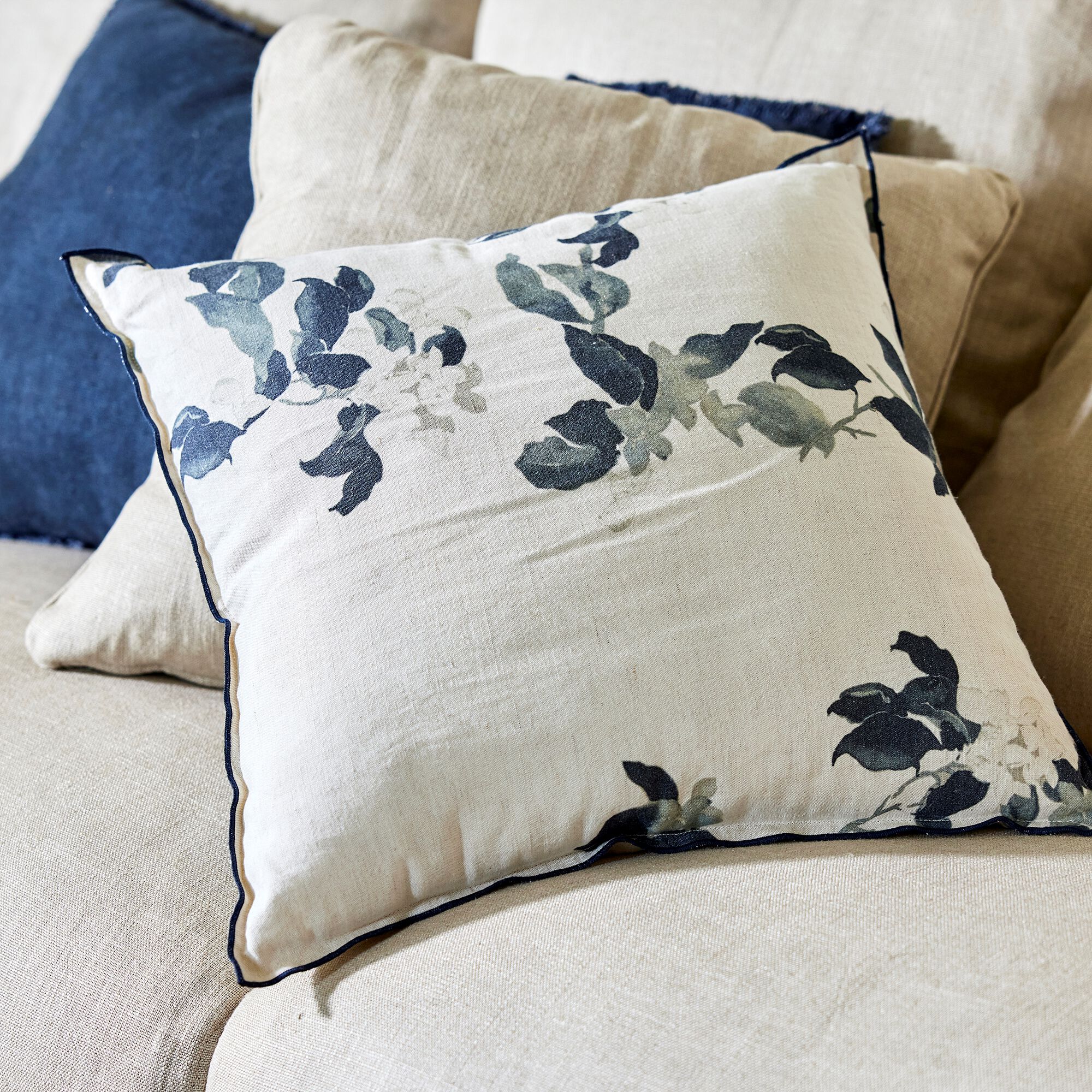 LINH - Coussin motif floral en lin et coton 45x45cm - blanc