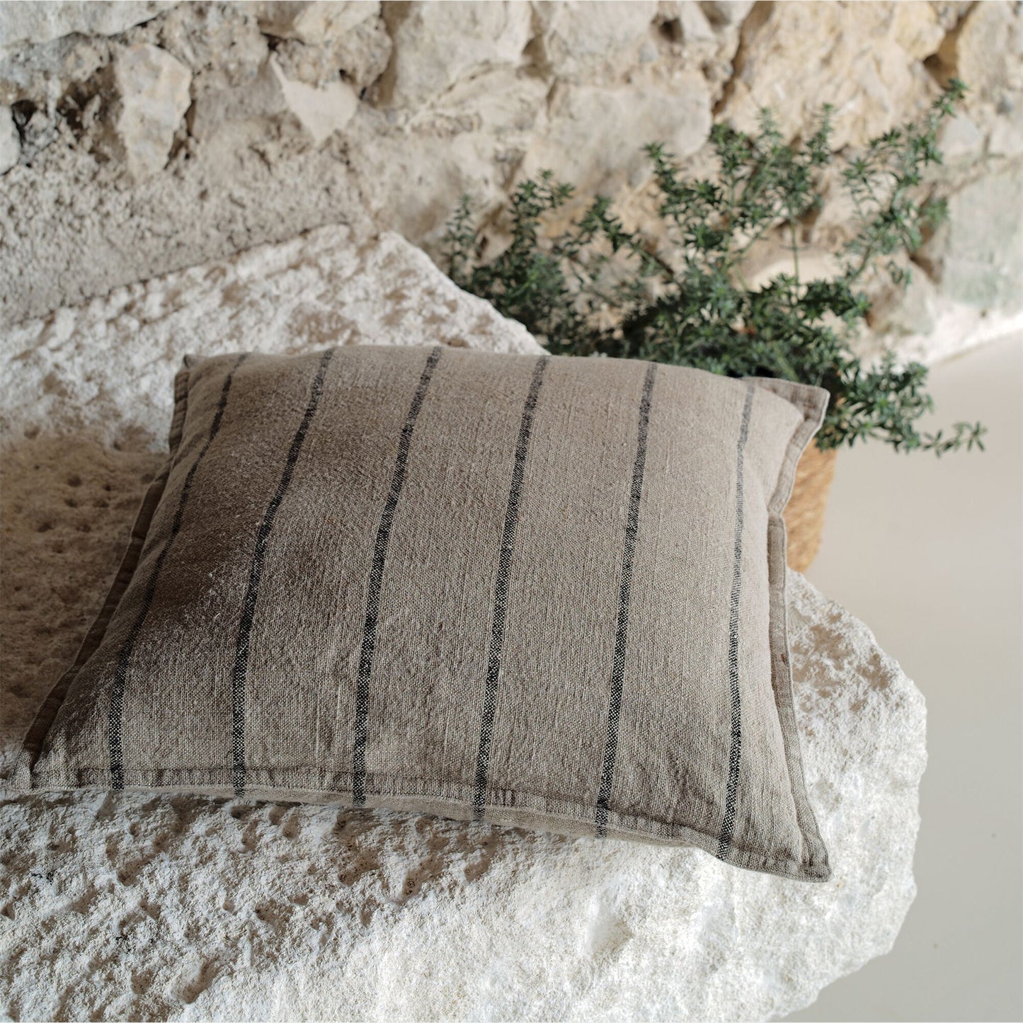 TELO - Coussin à rayures en lin 65x65cm - beige