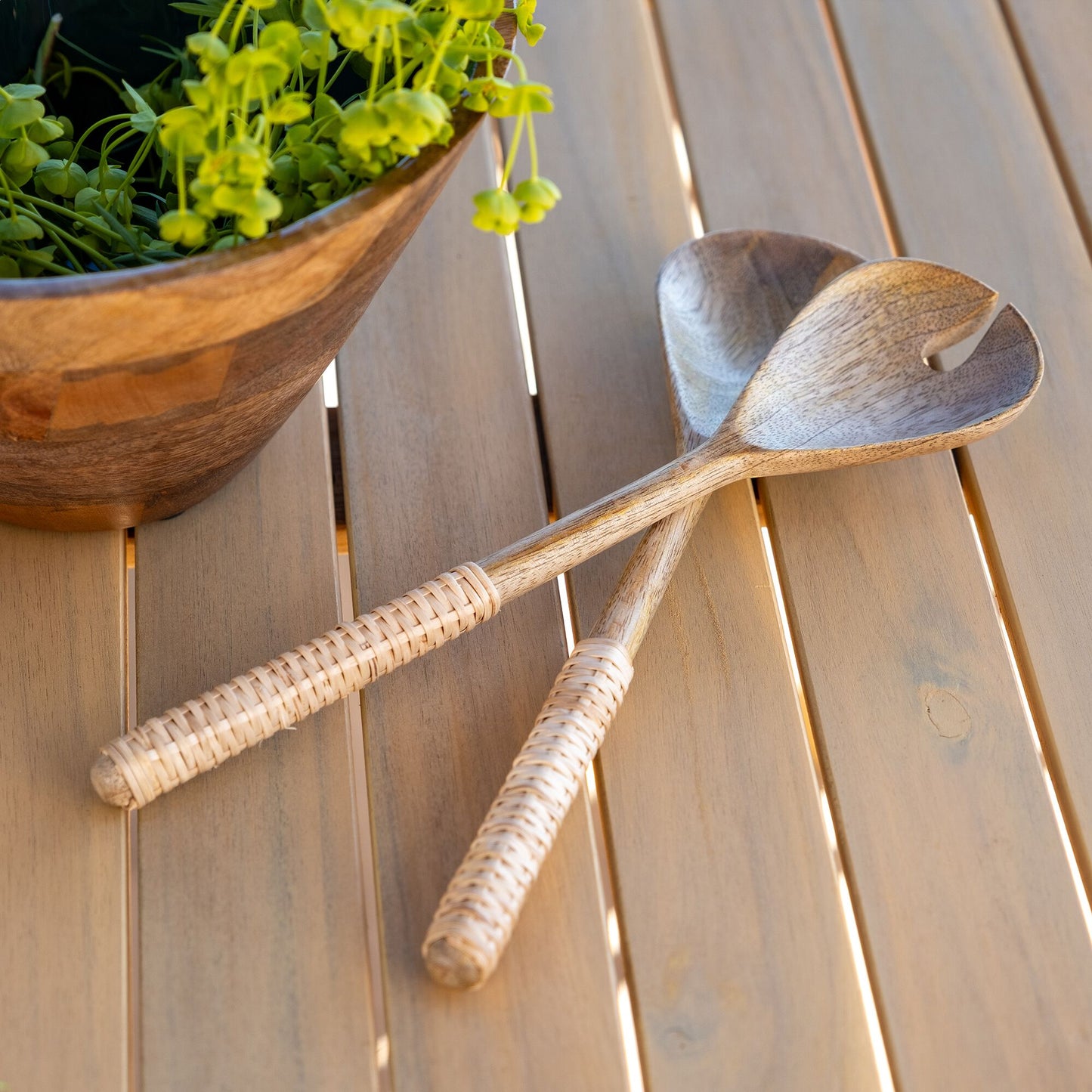 ROTO - Couverts à salade en bois de manguier et manche en rotin