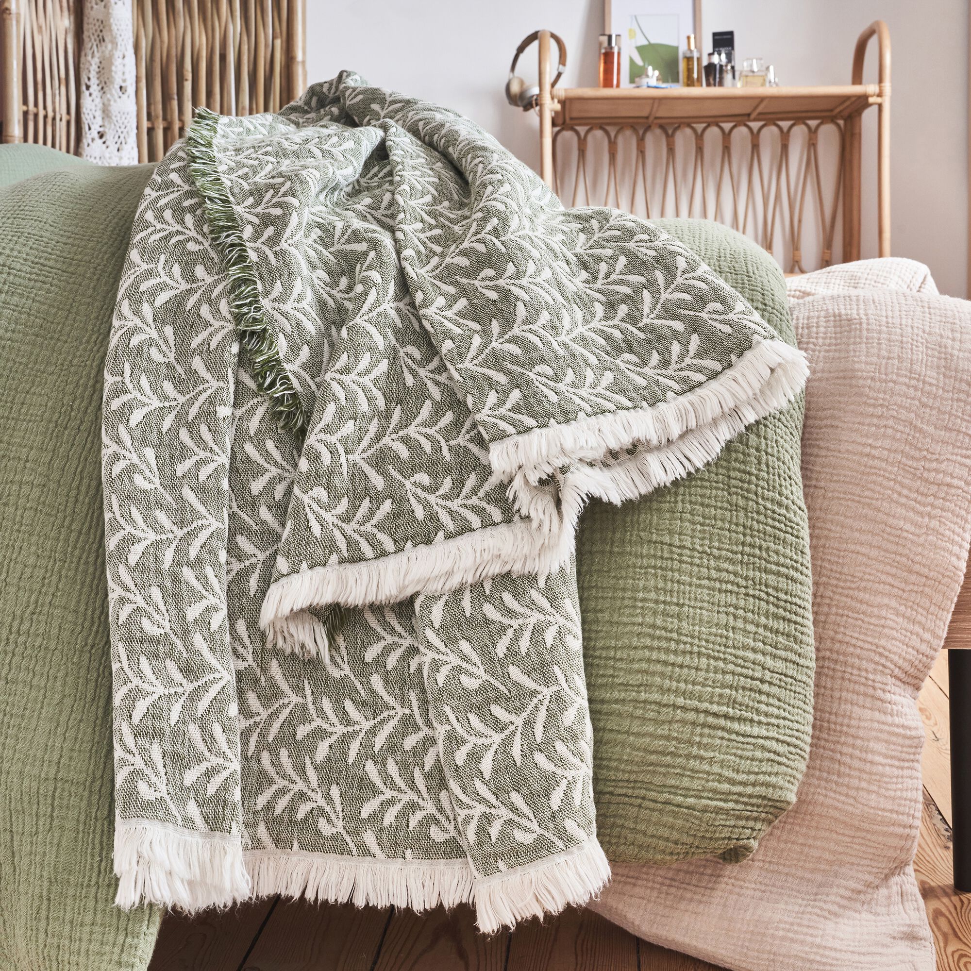CALIMEA - Couvre lit en coton motif feuilles finition franges 230x250cm - vert