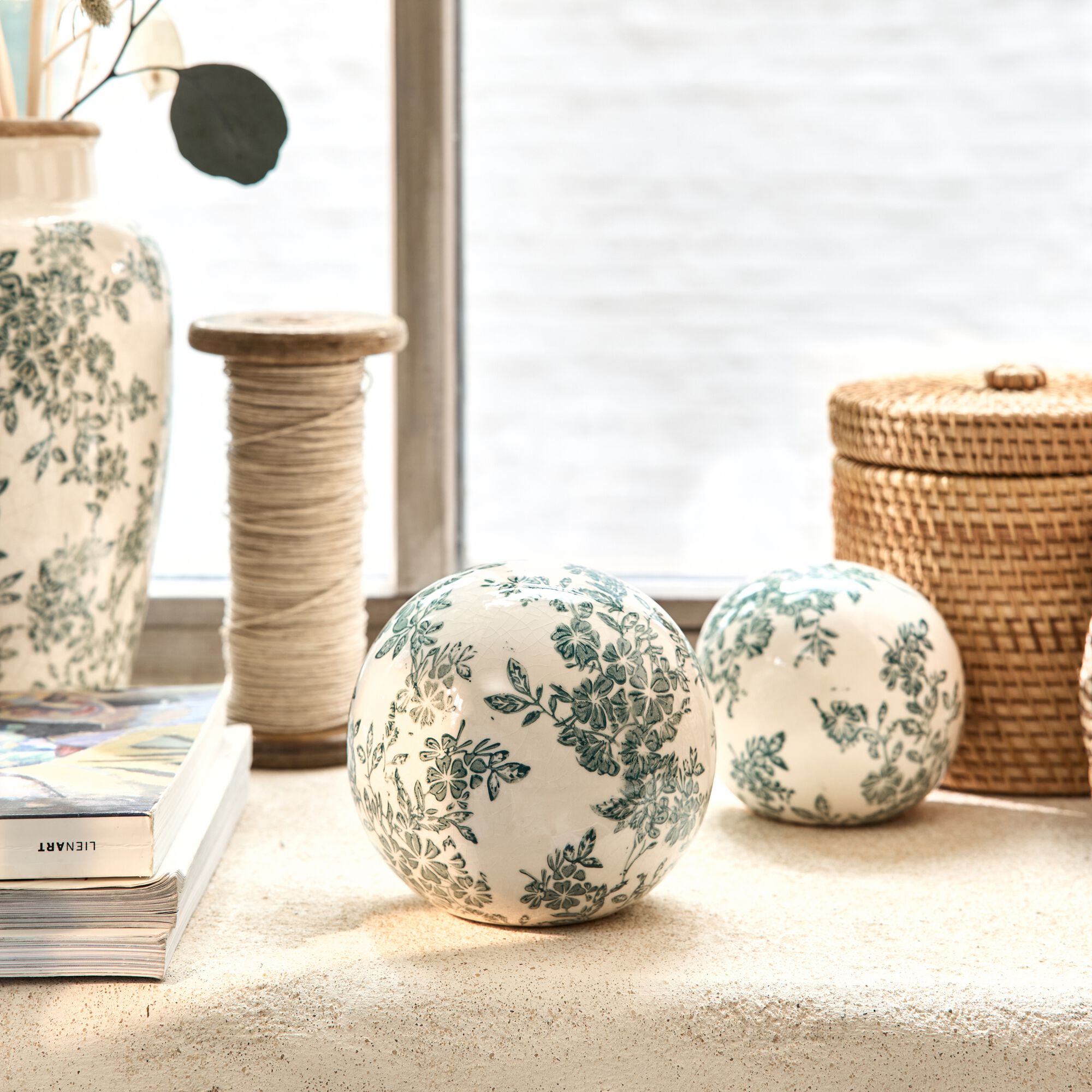 LOZOYA - Boule de noel motif fleuri en céramique D11,8cm - blanc