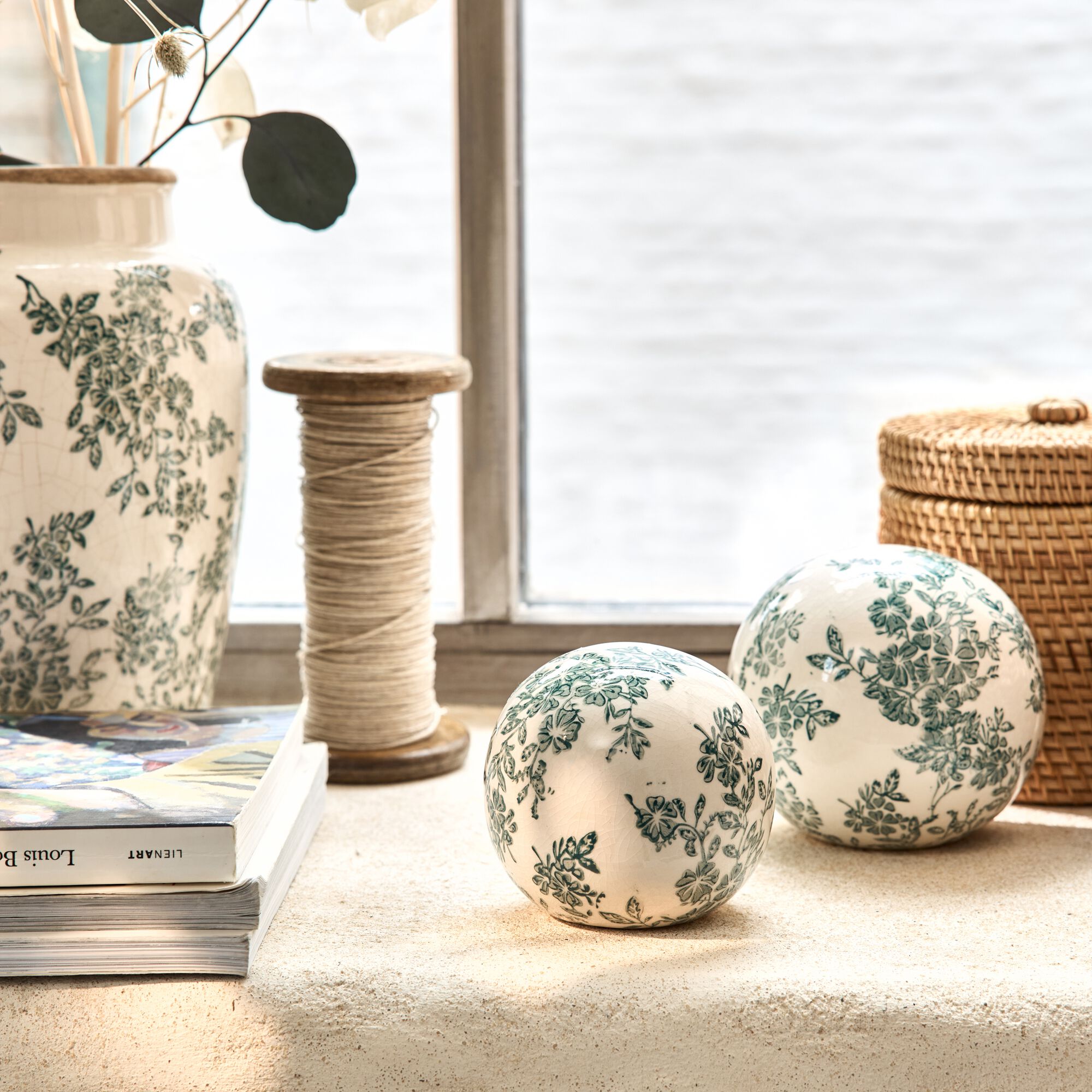 LOZOYA - Boule de noel motif fleuri en céramique D9,8cm - blanc