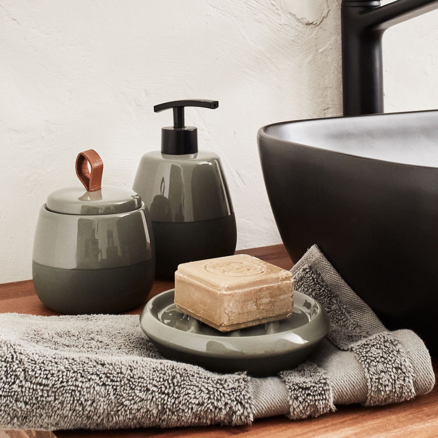 SPINA - Set de salle de bain en grès - vert cèdre