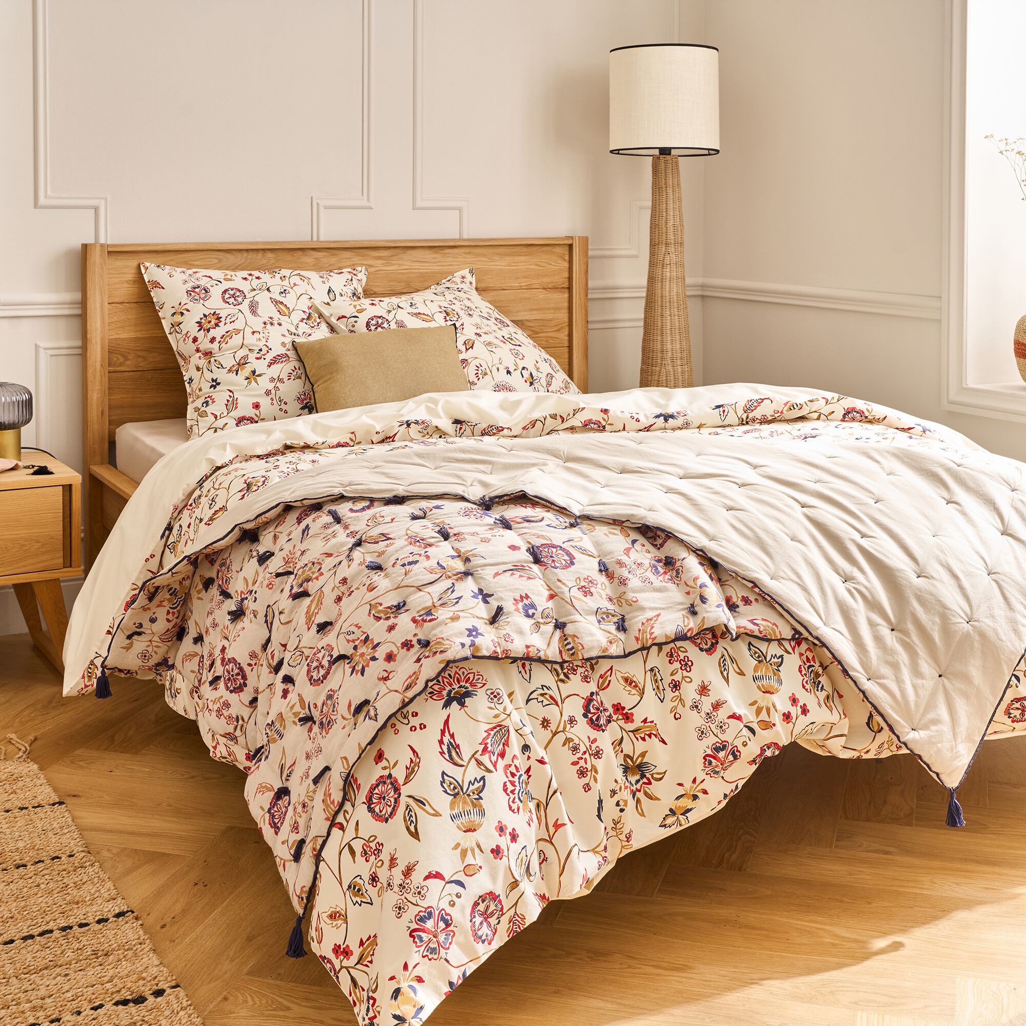 BELLIS - Édredon à motif fleuri en lin et coton 100x180cm piquage pompons double faces - beige
