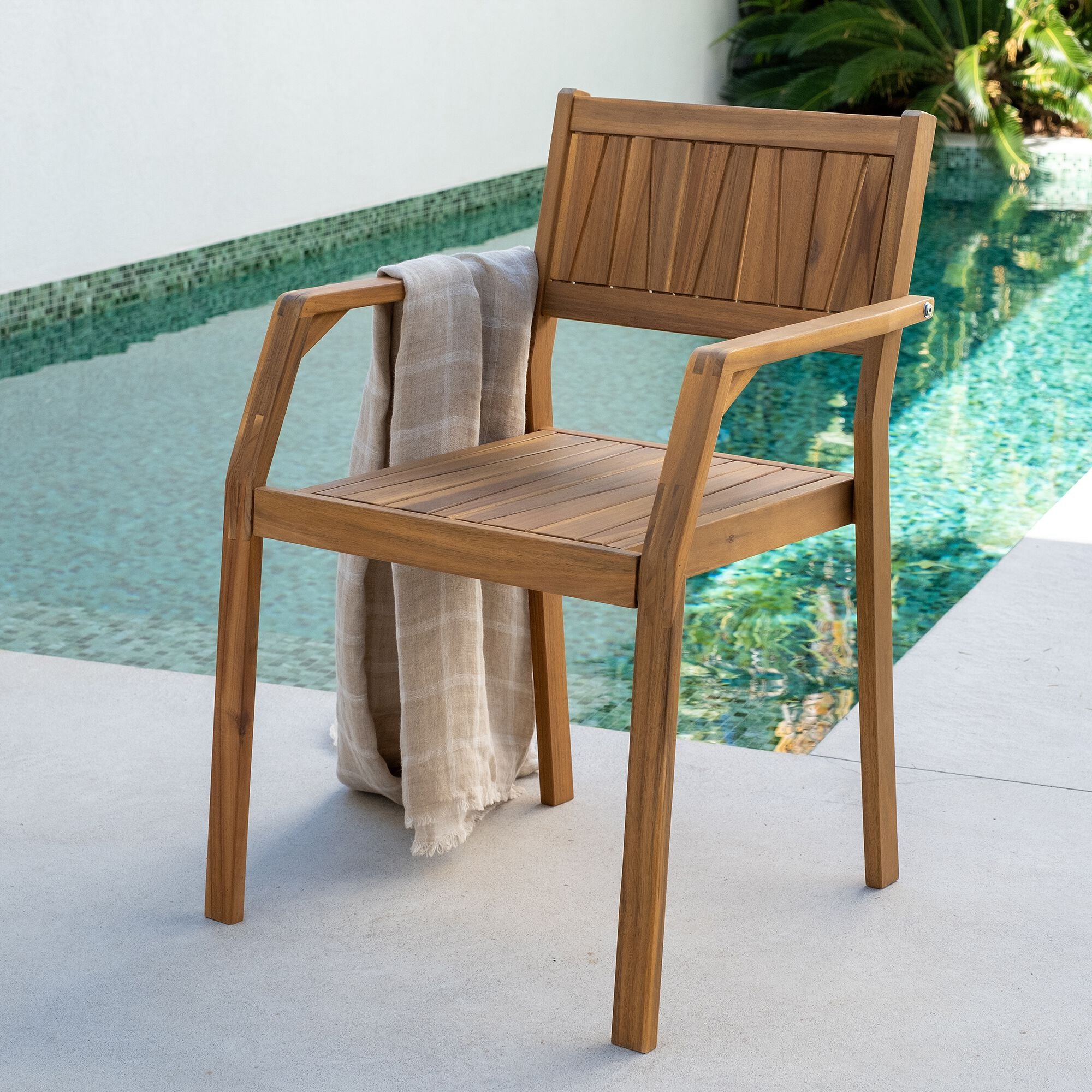 CARLO - Fauteuil de jardin avec accoudoirs en acacia huilé - bois clair