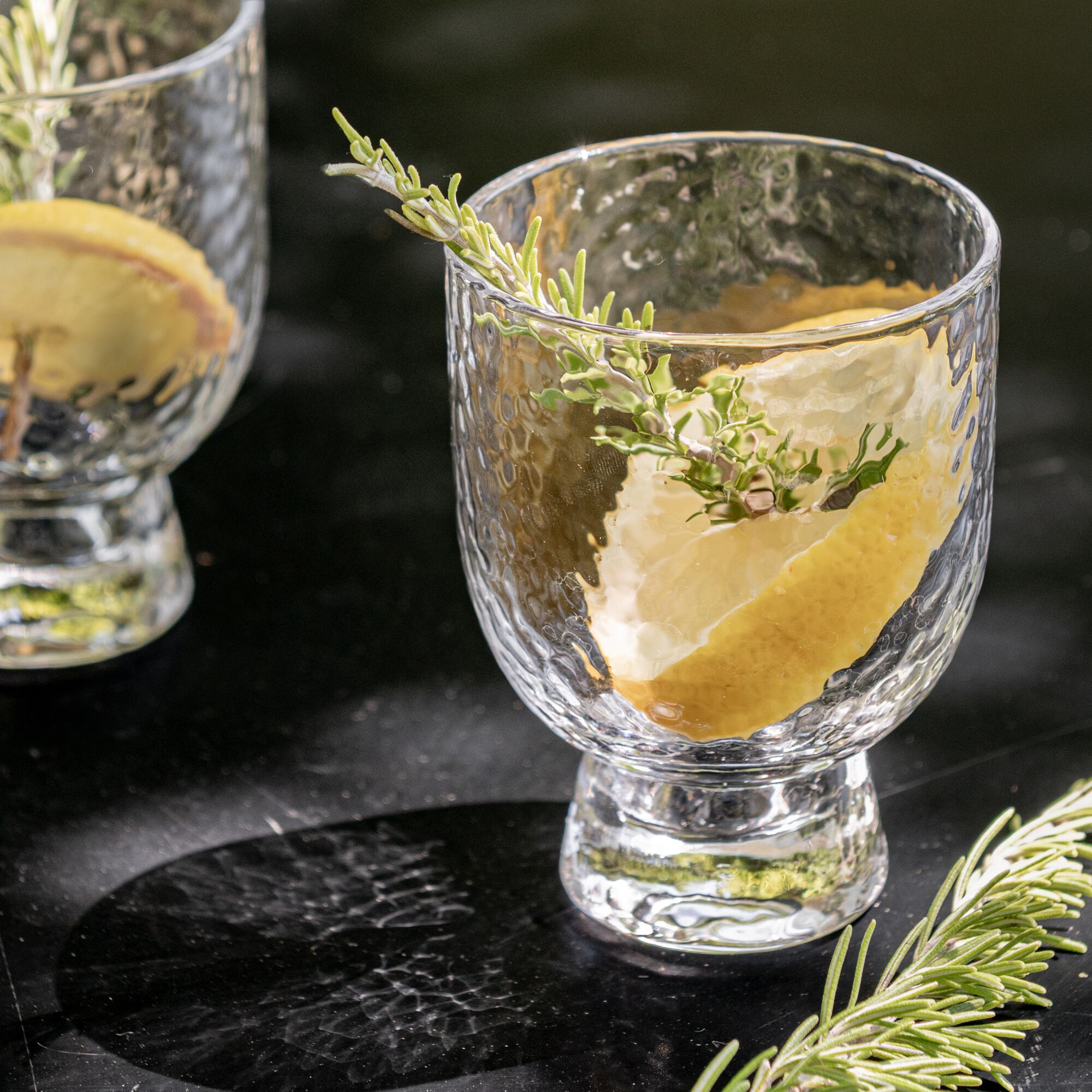 ALUN - Gobelet en verre martelé 33,5cl - transparent