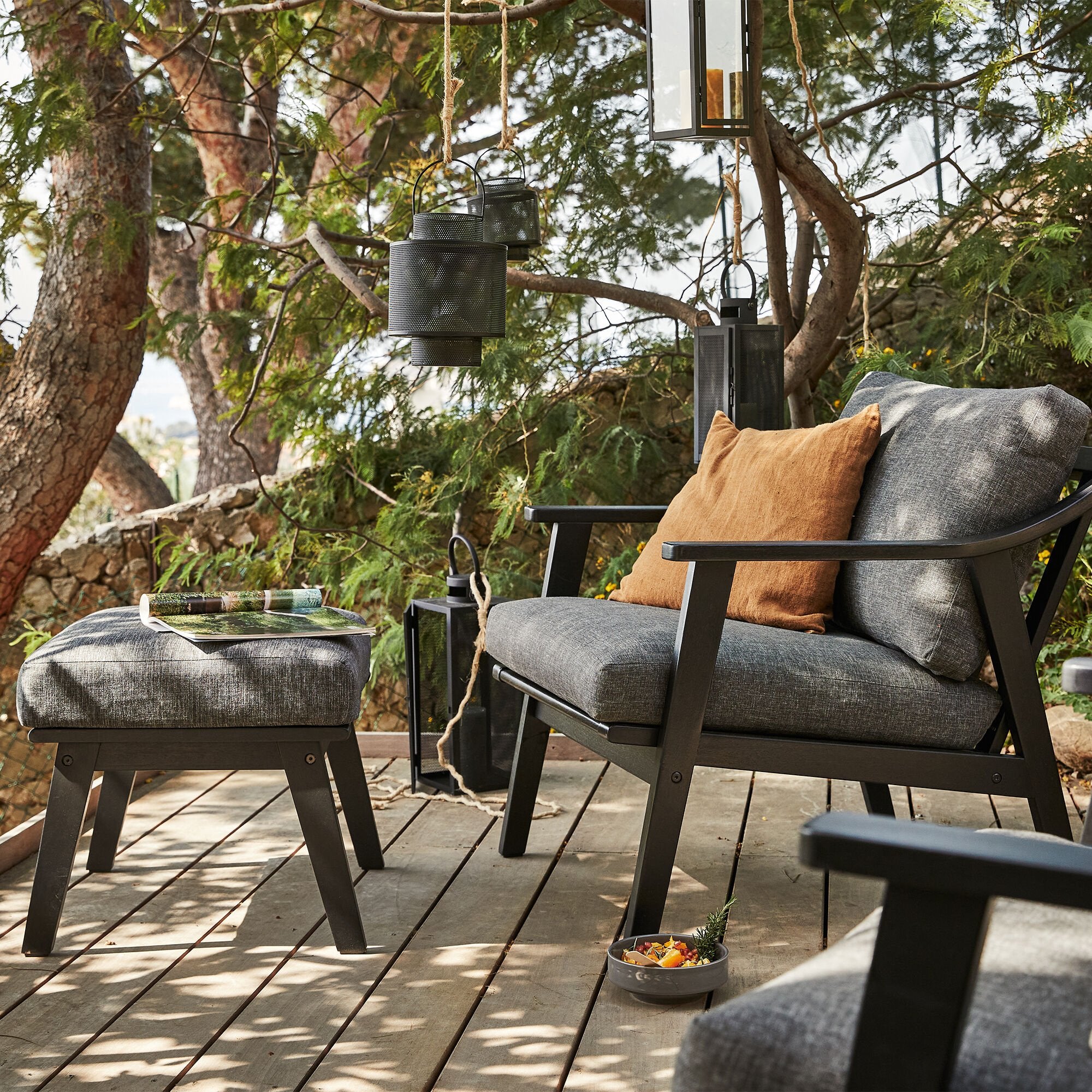 JAUNA ET ZEQI - Fauteuil de jardin et repose-pieds en bois d'eucalyptus - noir