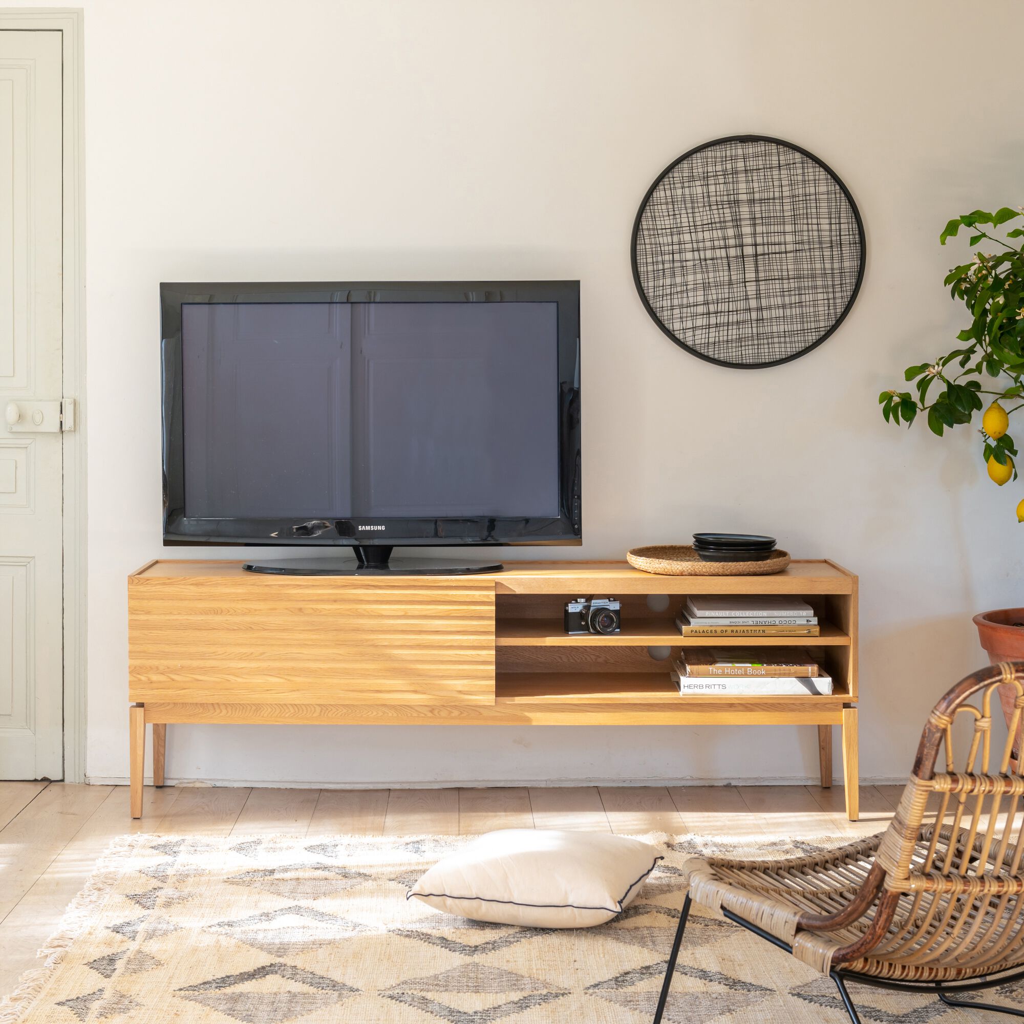 FEVE - Meuble TV plaqué chêne avec porte coulissante L176cm