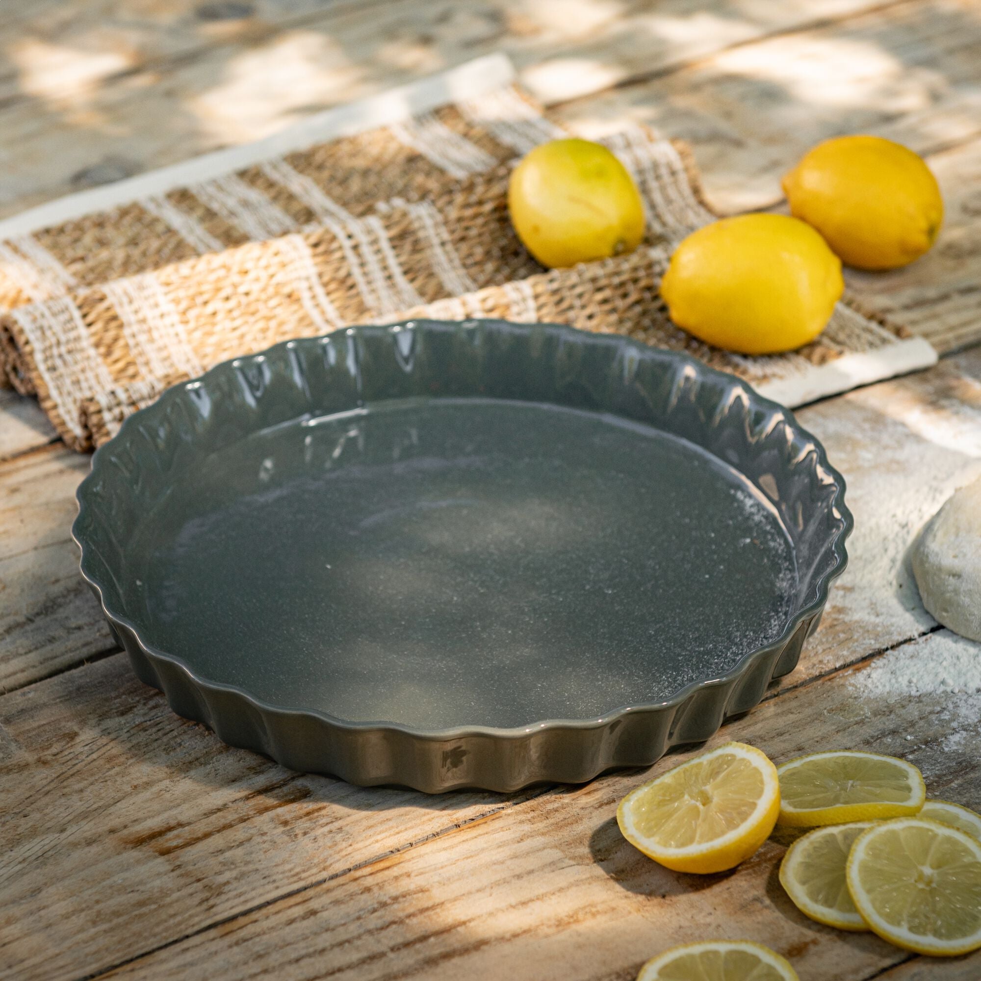 EMILE HENRY - Moule à tarte en céramique D31cm - vert cèdre