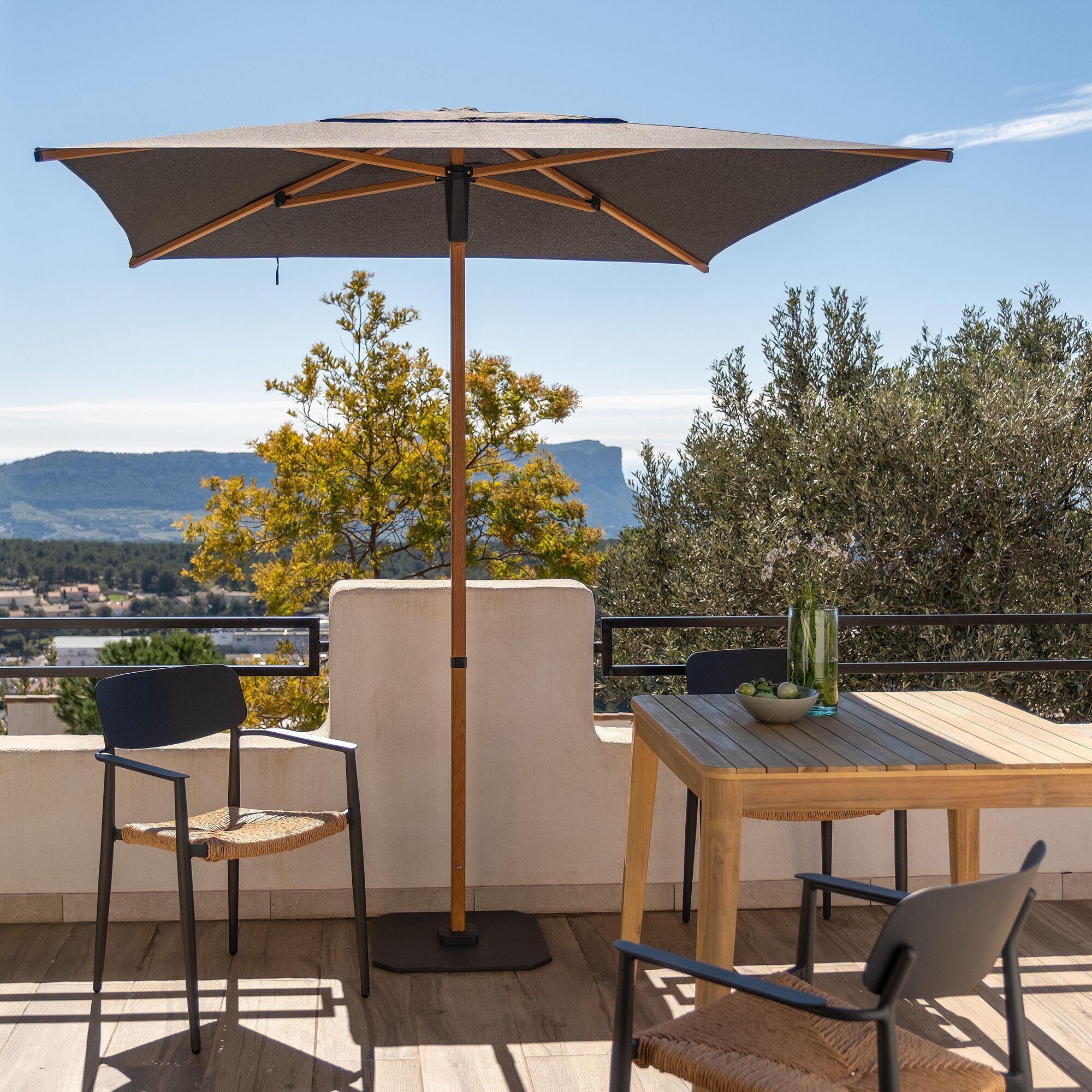 CASTELLET - Parasol droit et sa base en aluminium effet bois 200x200cm - gris