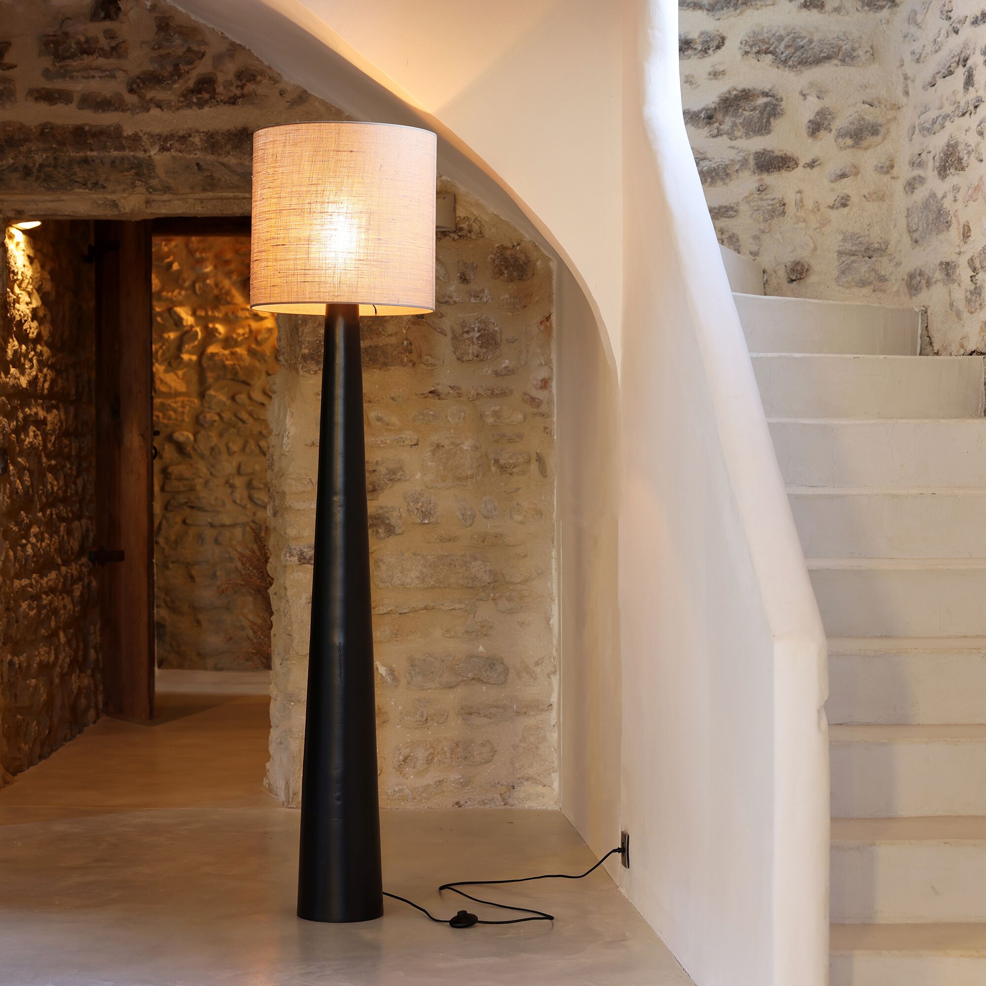 ESTEVE - Pied de lampadaire électrifié en aluminium H162cm - noir