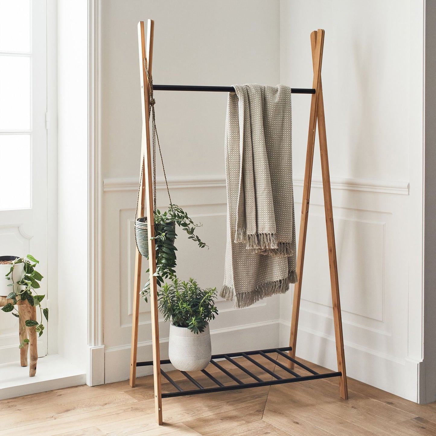 DORIAN - Penderie ouverte à 2 étagères en acier et bambou H173xL93cm - noir