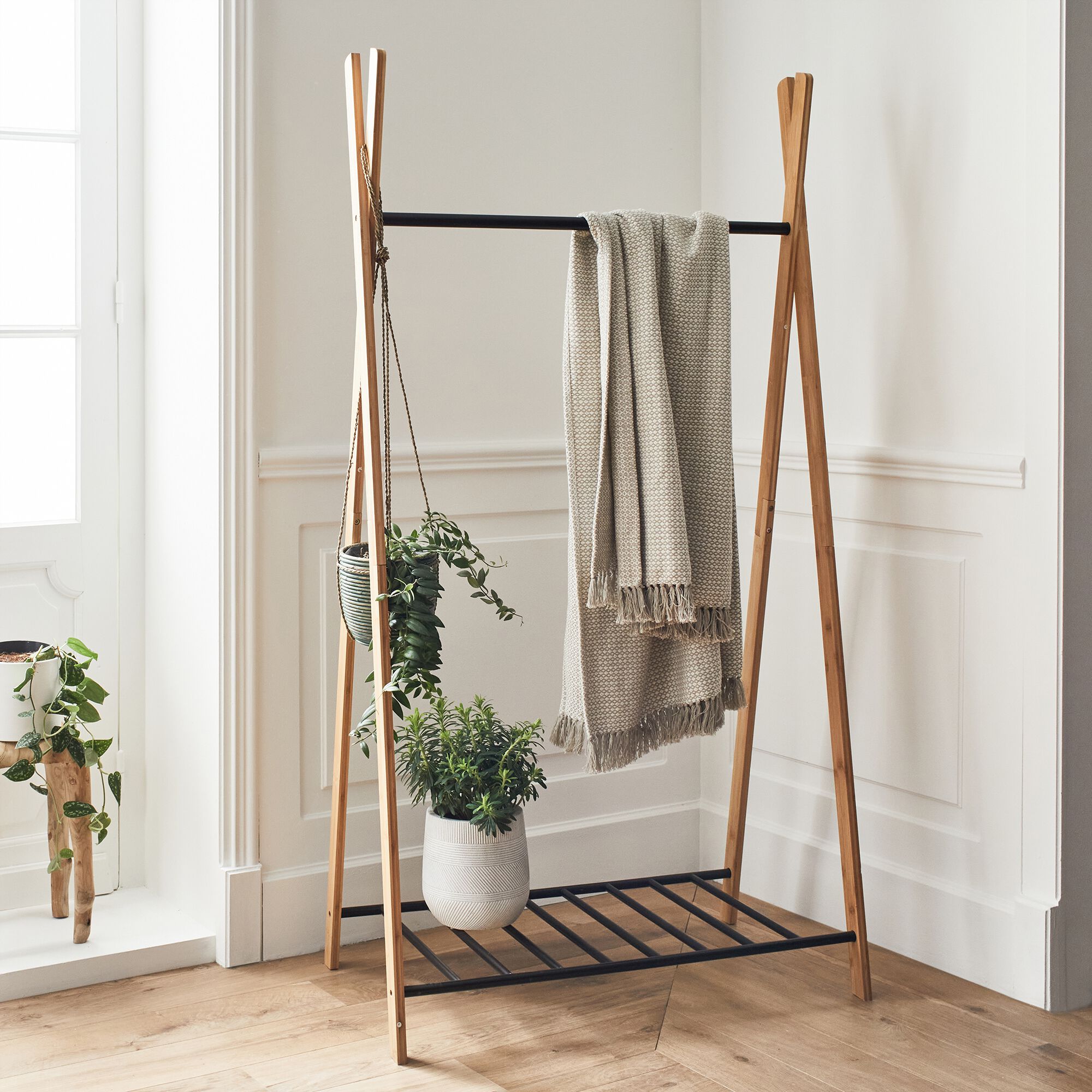 DORIAN - Penderie ouverte à 2 étagères en acier et bambou H173xL93cm - noir