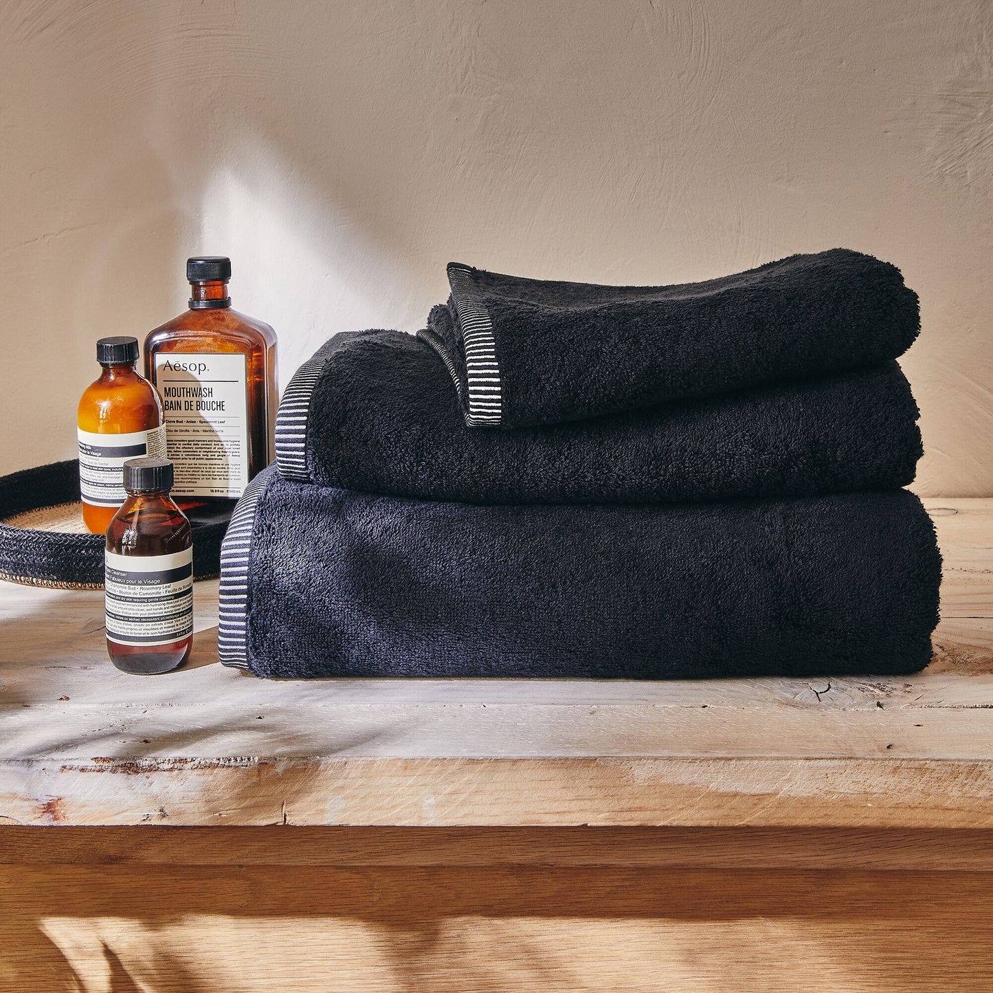 ROMANE - Linge de toilette brodé en coton- noir