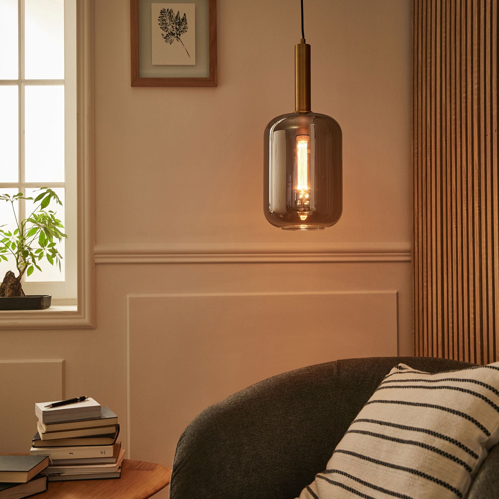 JOANET - Suspension en laiton et globe en verre fumé D22cm - doré