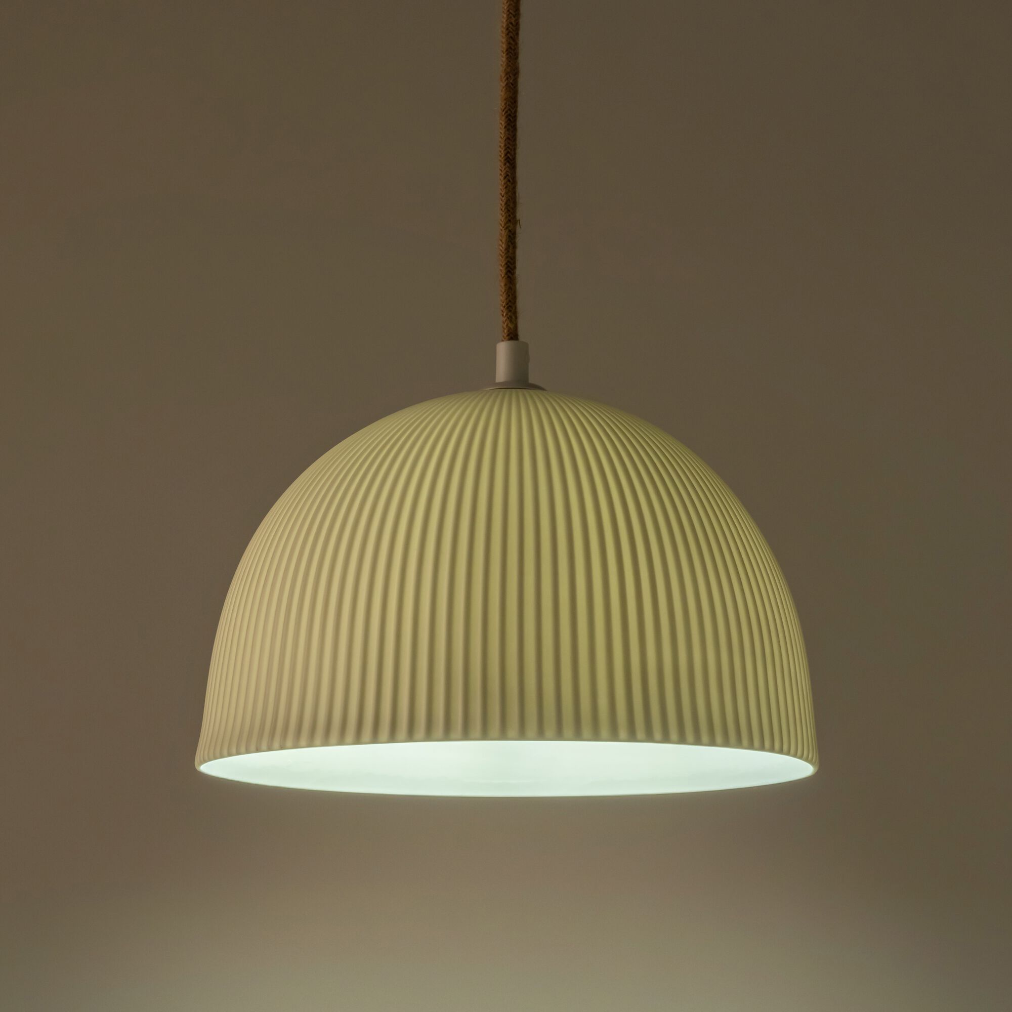 LIVIA - Suspension électrifiée en porcelaine striée D24cm - blanc