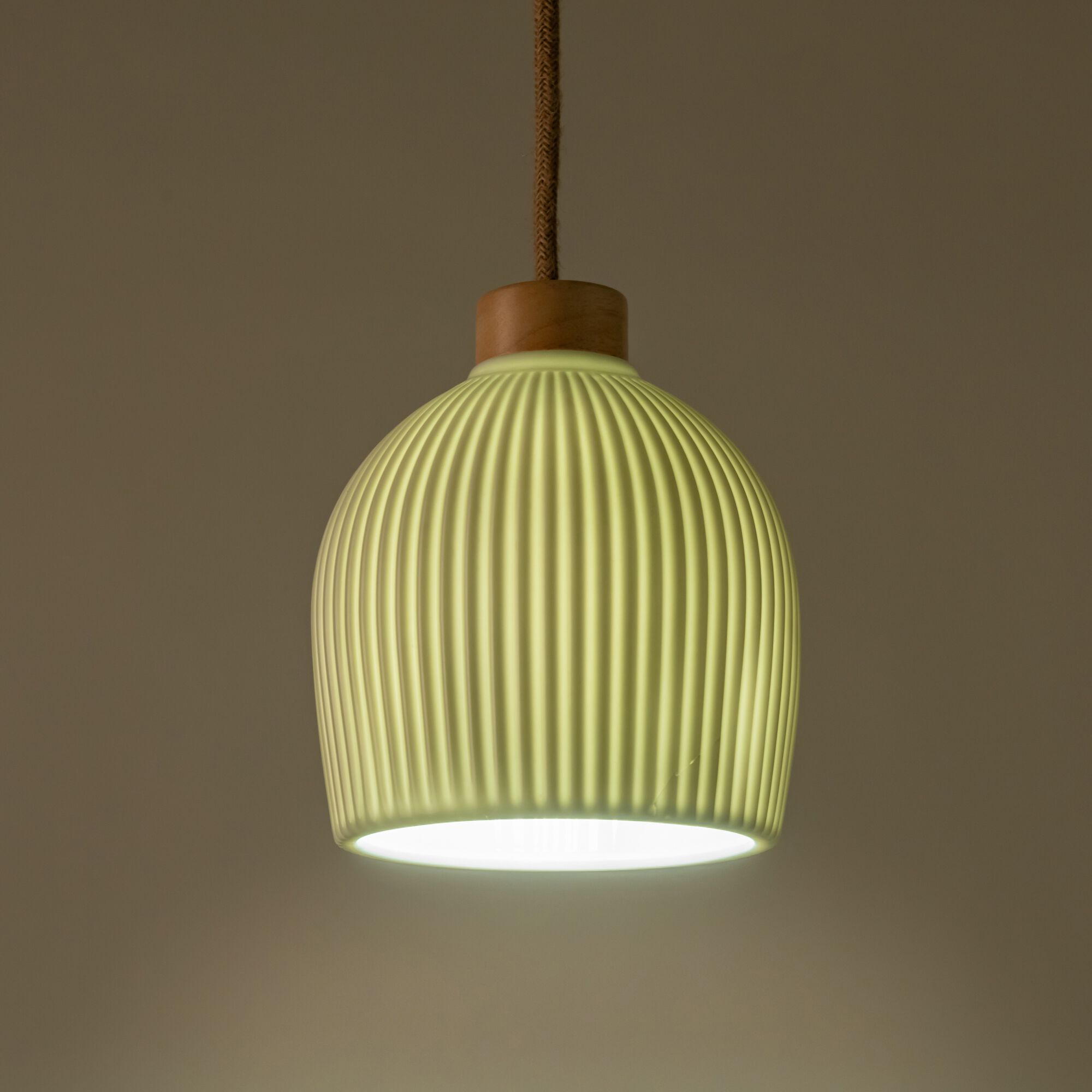 LIVIA - Suspension électrifiée en porcelaine striée D14,8cm - blanc