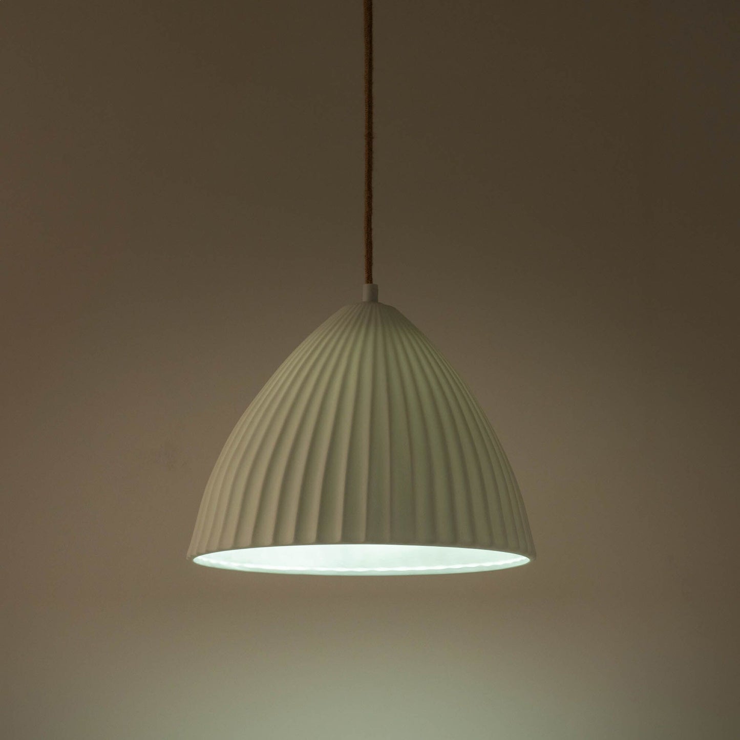 LIVIA - Suspension électrifiée en porcelaine striée D29,3cm - blanc