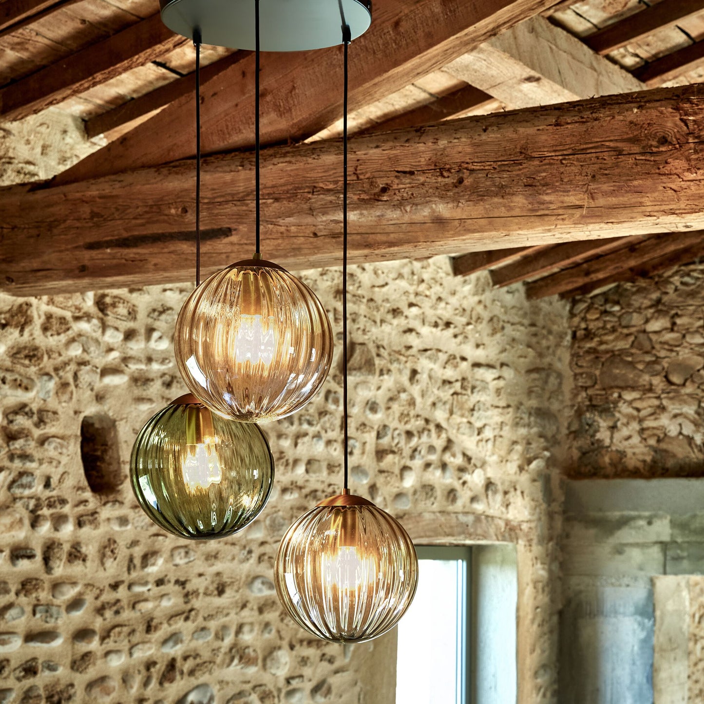 MONSAREZ - Suspension électrifiée en métal avec trois globes en verre H150cm - vert