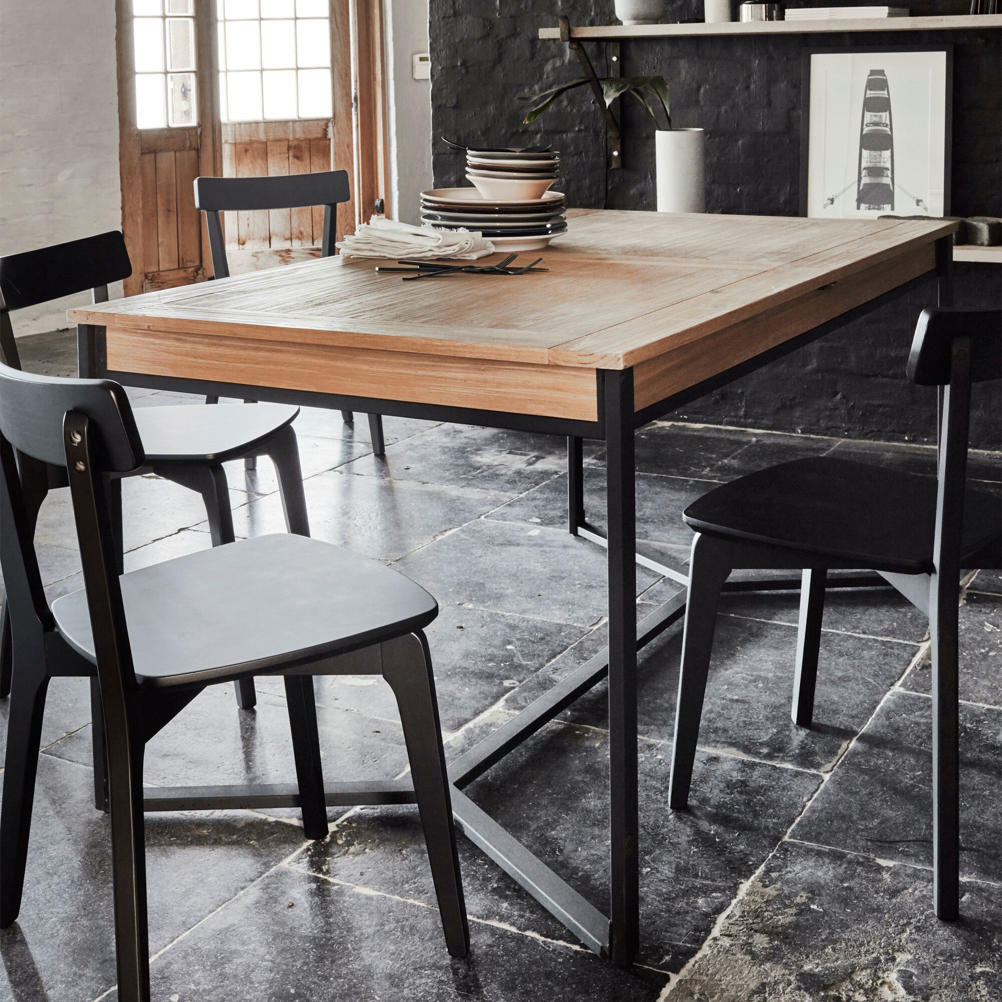 ENDOUME - Table de repas extensible en pin massif avec piètement noir - bois clair (6 à 8 places)