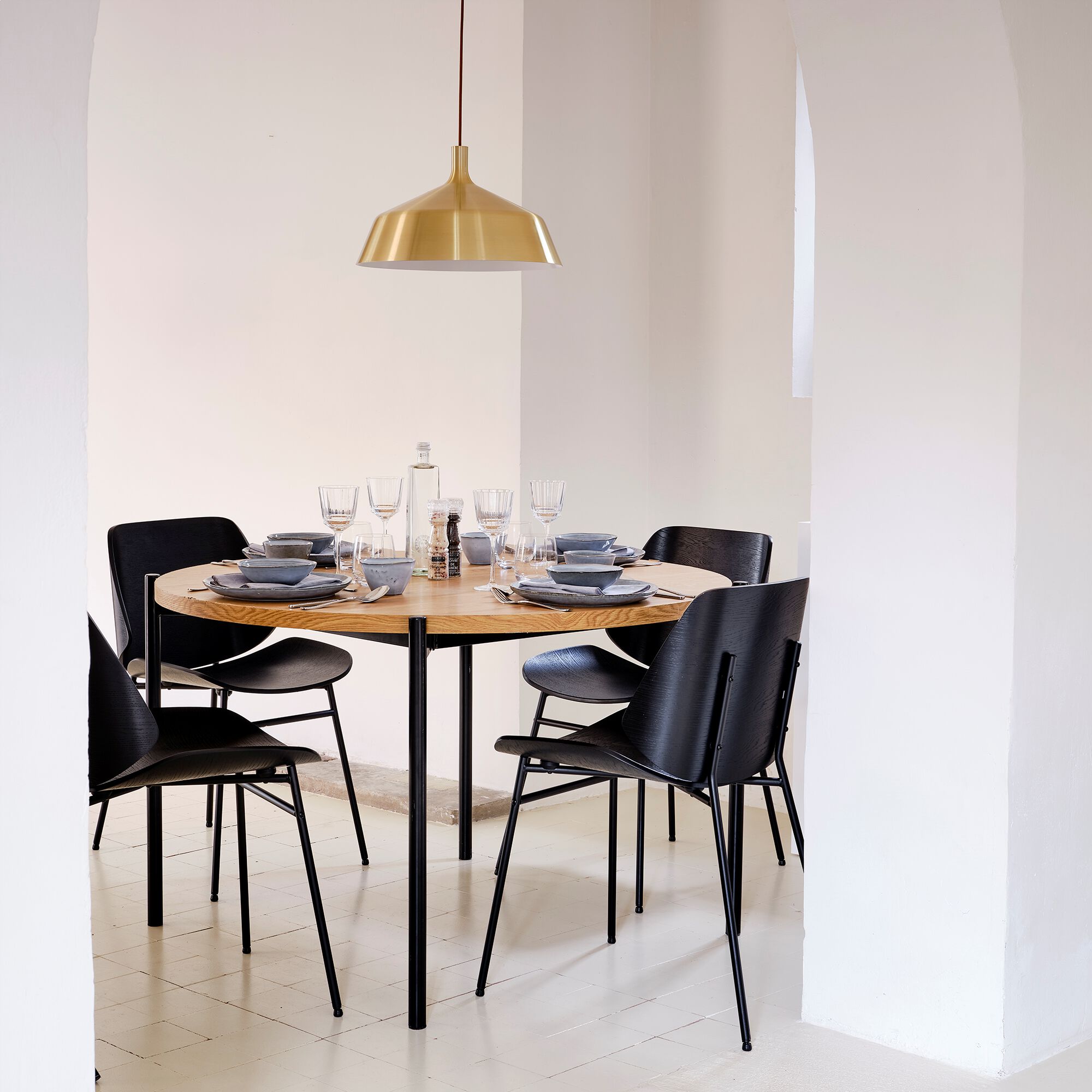 ISEO - Table de repas ronde effet chêne et acier - bois clair (4 places)