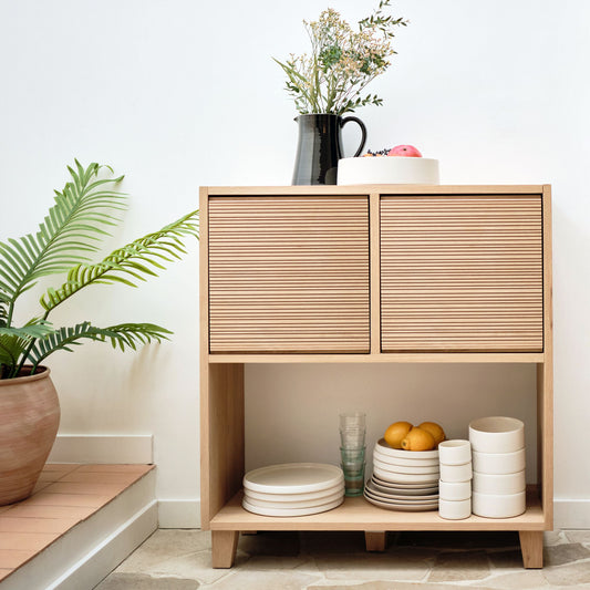 TASSIA - Petit buffet en bois de chêne avec portes striées - bois clair