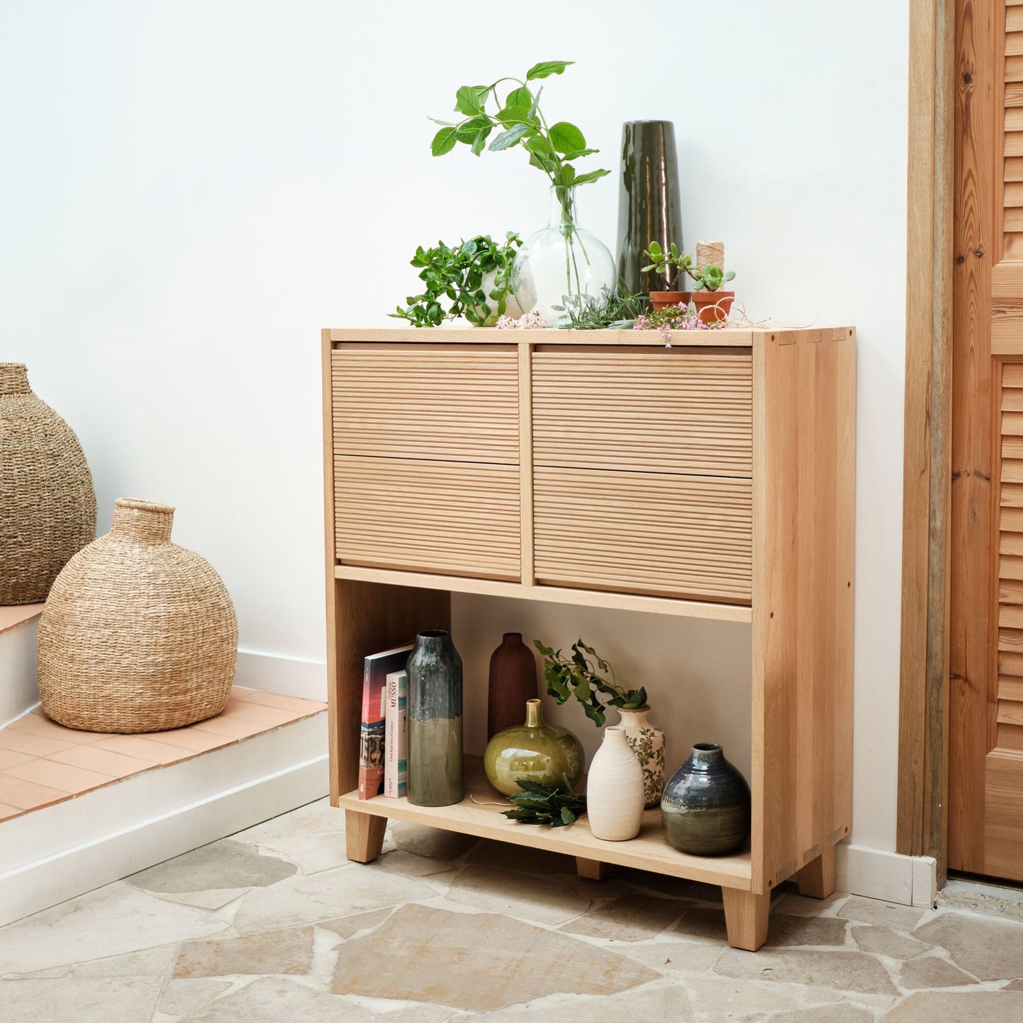 TASSIA - Petit buffet en bois de chêne avec tiroirs striés - bois clair