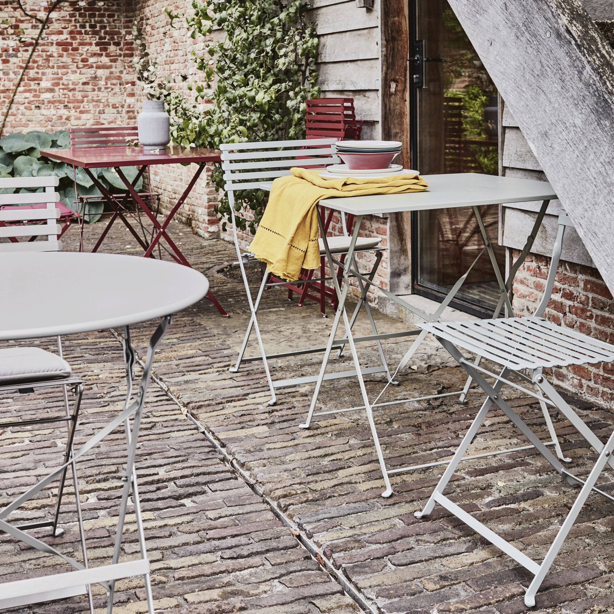 CERVIONE - Table de repas jardin pliante en acier - vert olivier (2 places)