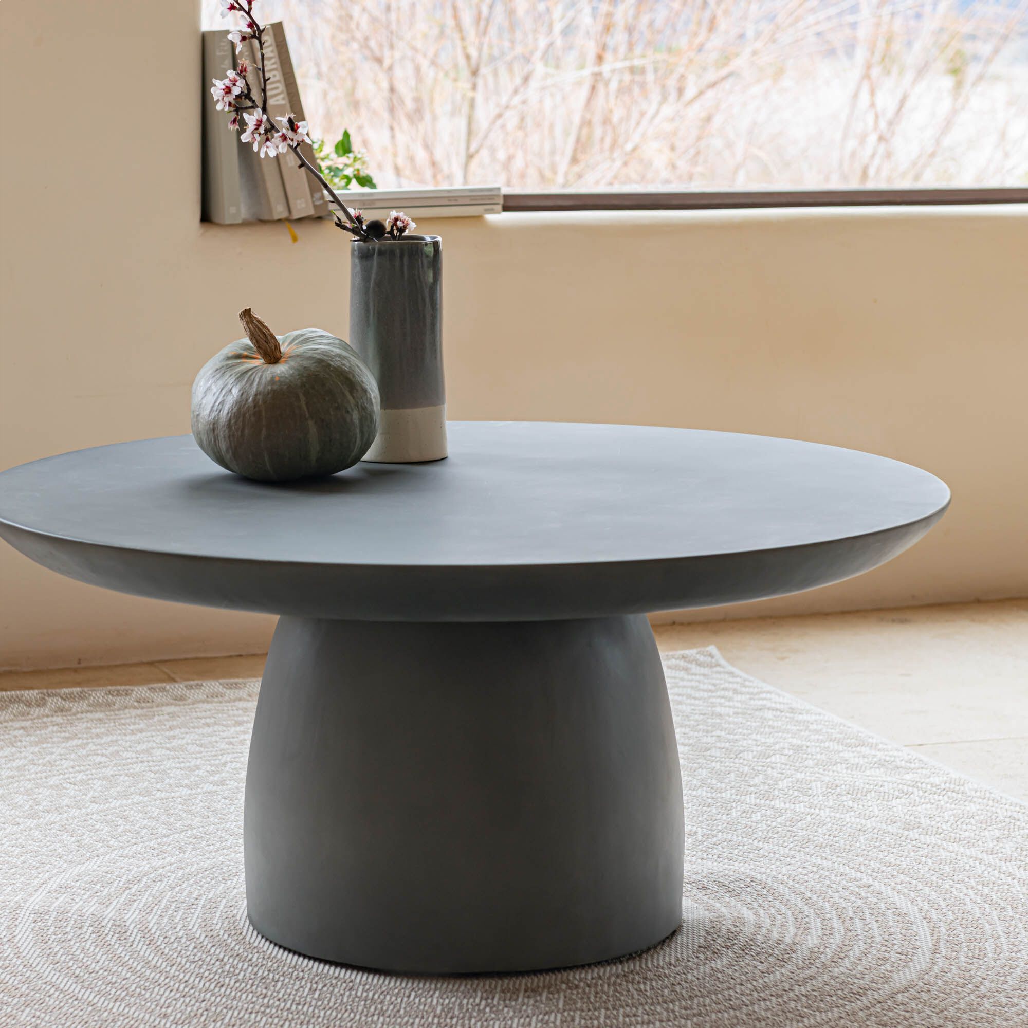 BRAGUES - Table basse ronde en polystone D100cm - gris