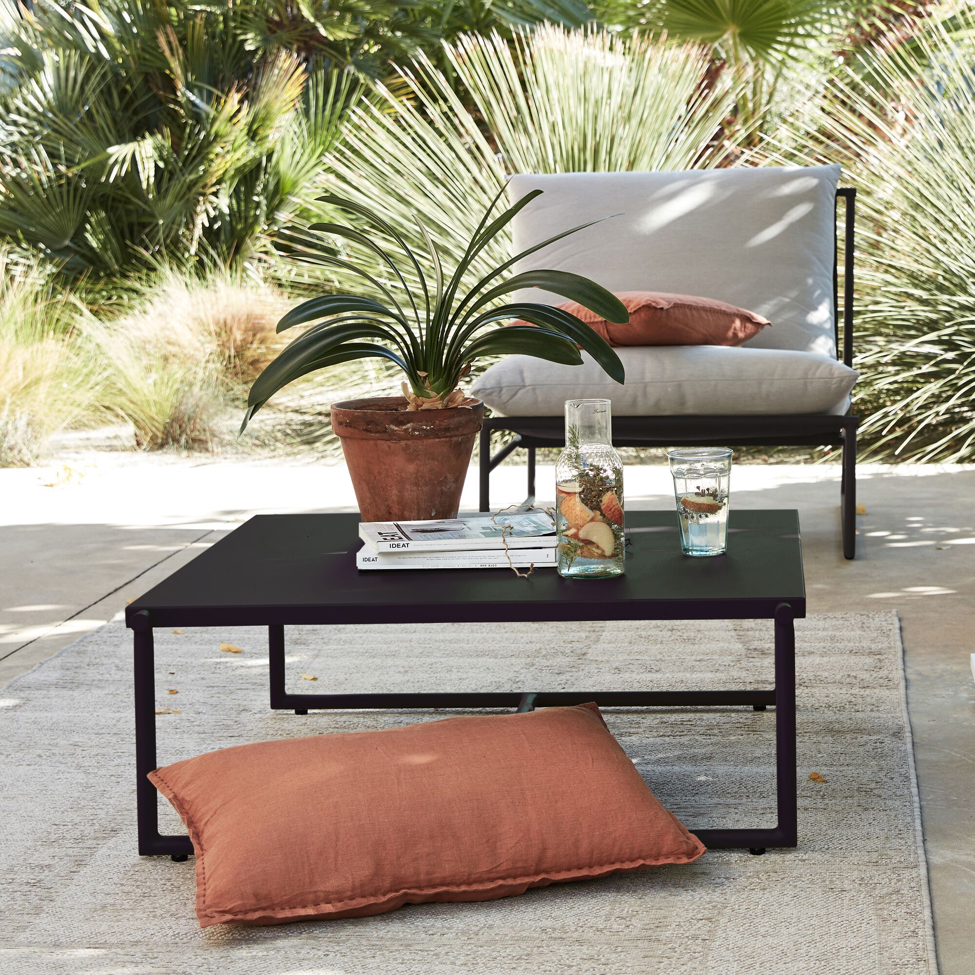 LANTA - Table basse de jardin carrée en aluminium - noir