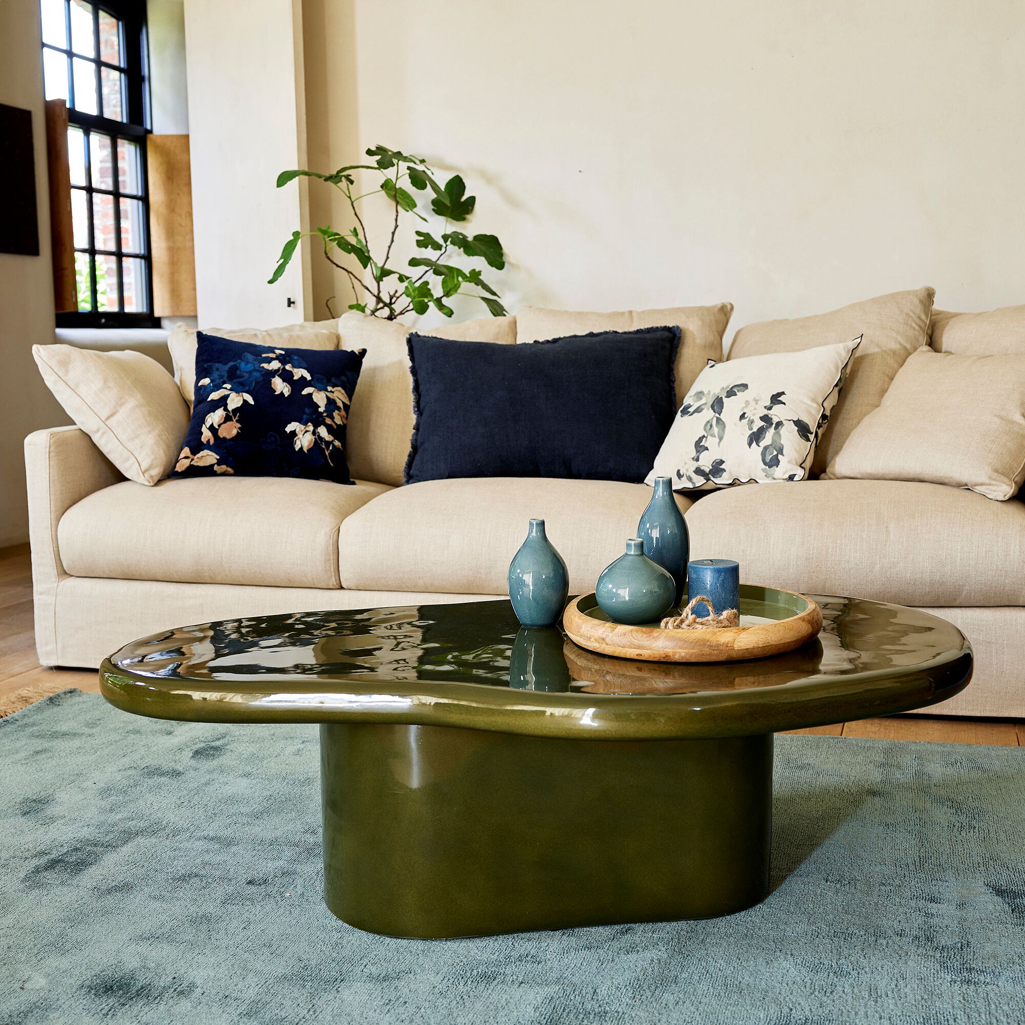 LAURO - Table basse organique en béton L115cm - vert cèdre